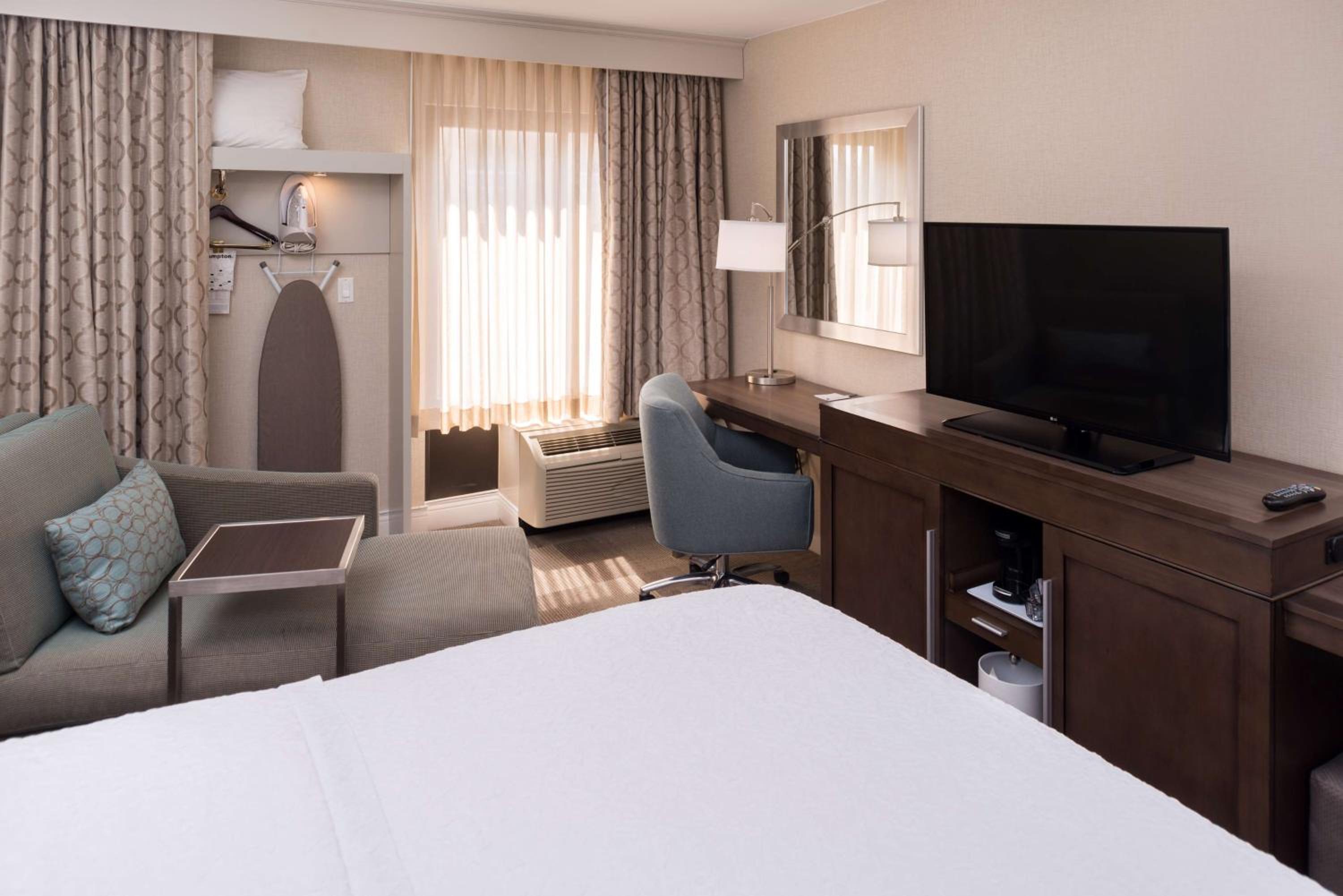 King Room with King Bed - Non-Smoking