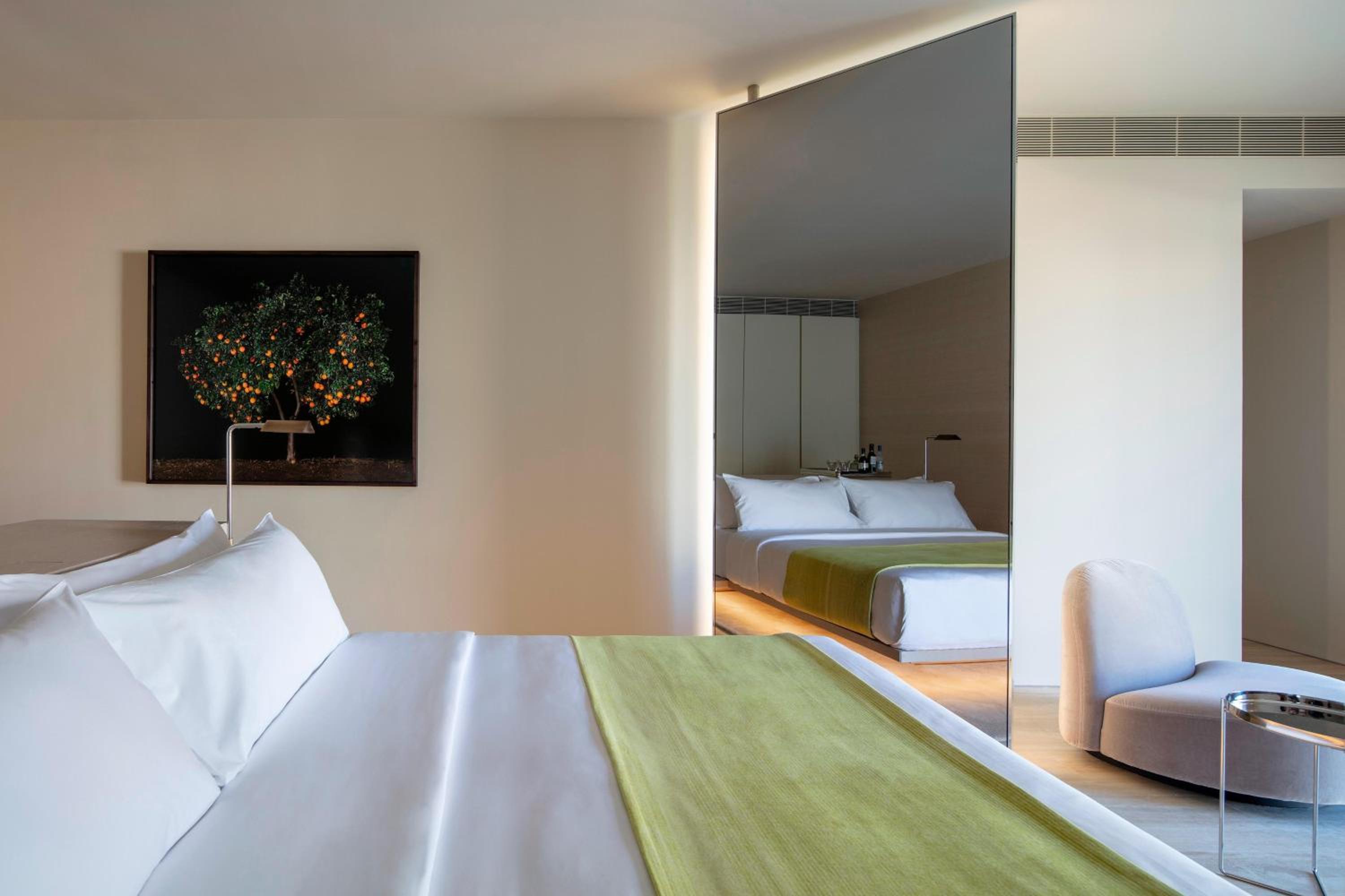 Executive, Larger Guest Room, 1 King, Pool View