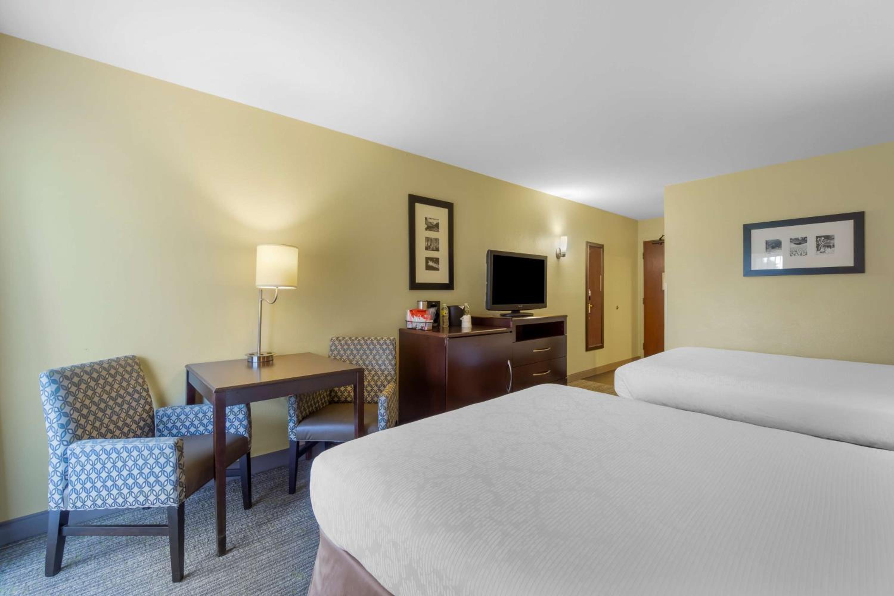 Queen Room with Two Queen Beds and Golf Course View - Non-Smoking