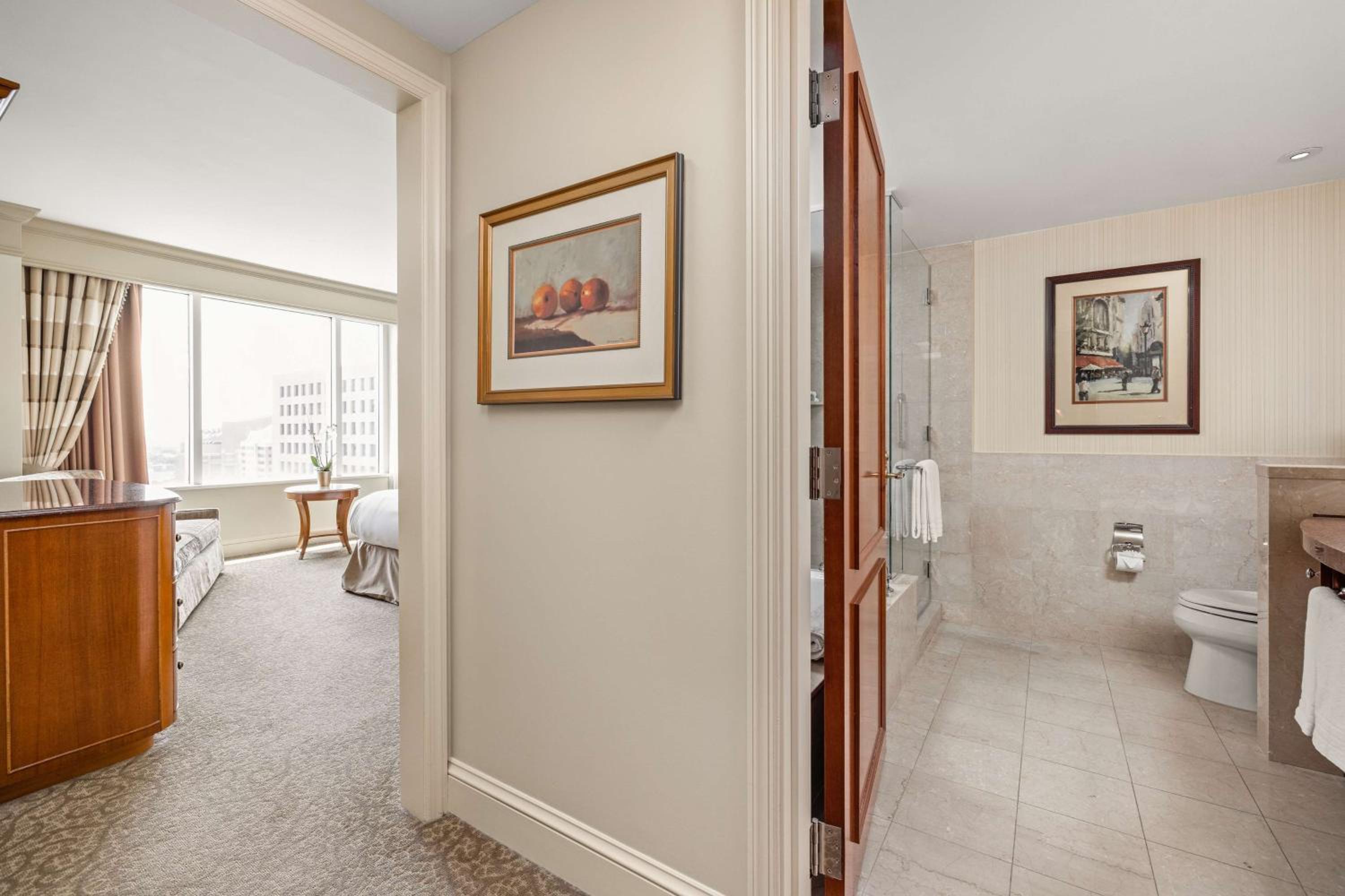 One-Bedroom Corner King Suite