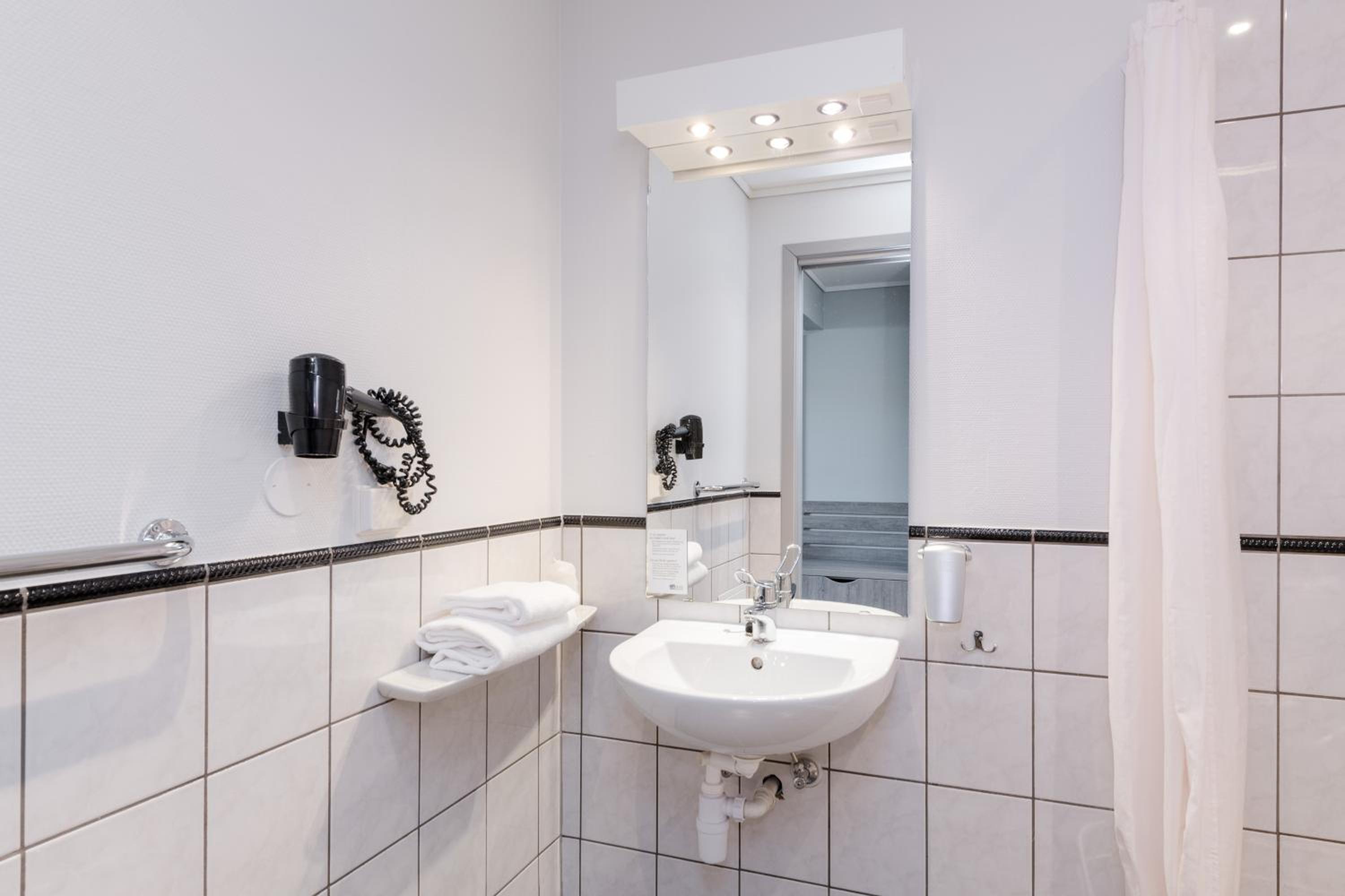 Family Room (2 Adults + 2 Children)