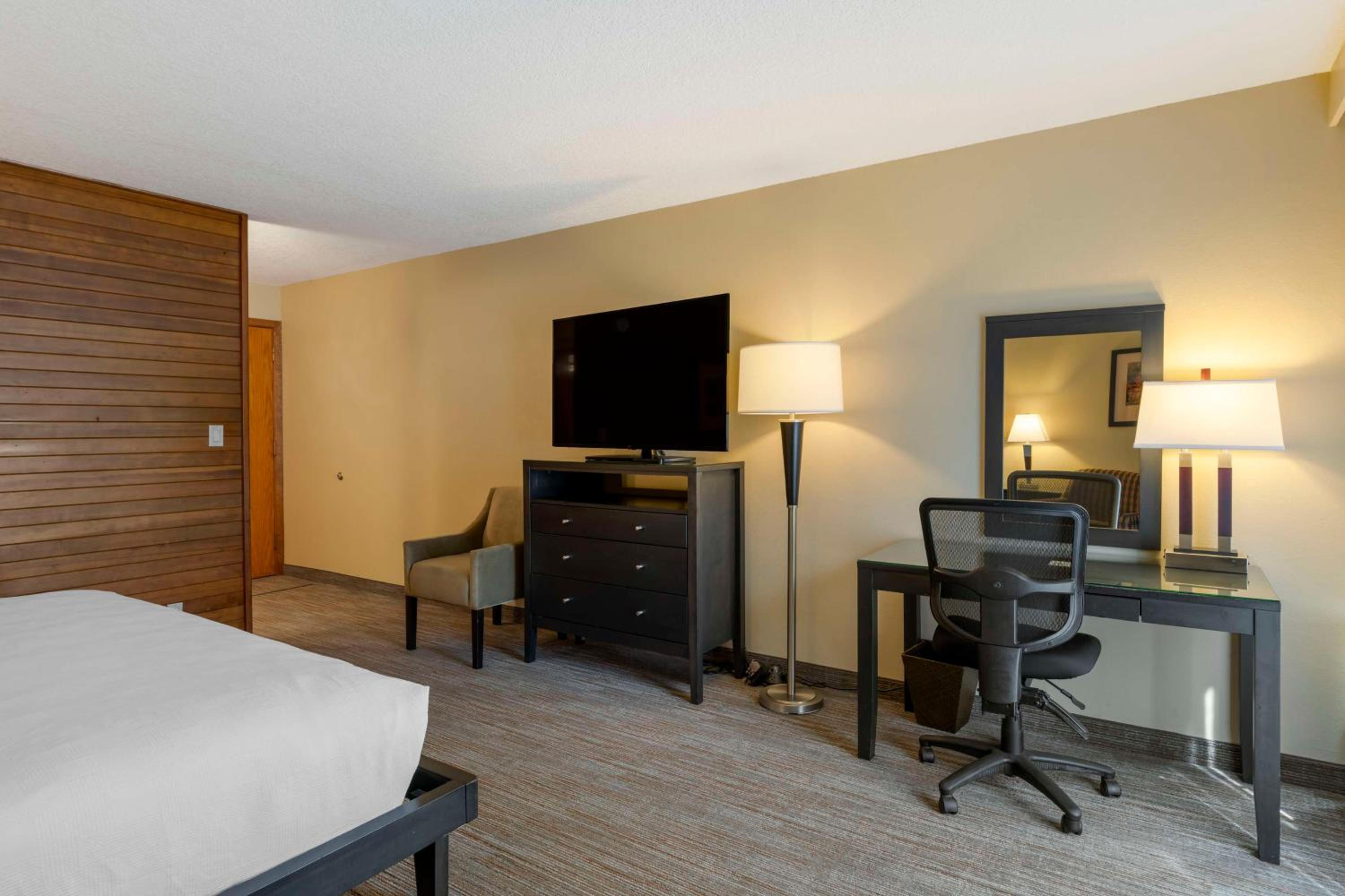 Deluxe King Room with River View, Pet Friendly by Request