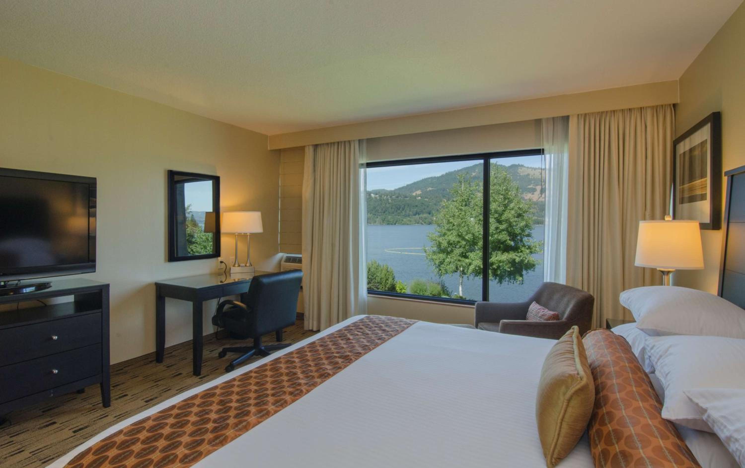 Deluxe King Room with River View - Walk In Shower - Mobility Accessible
