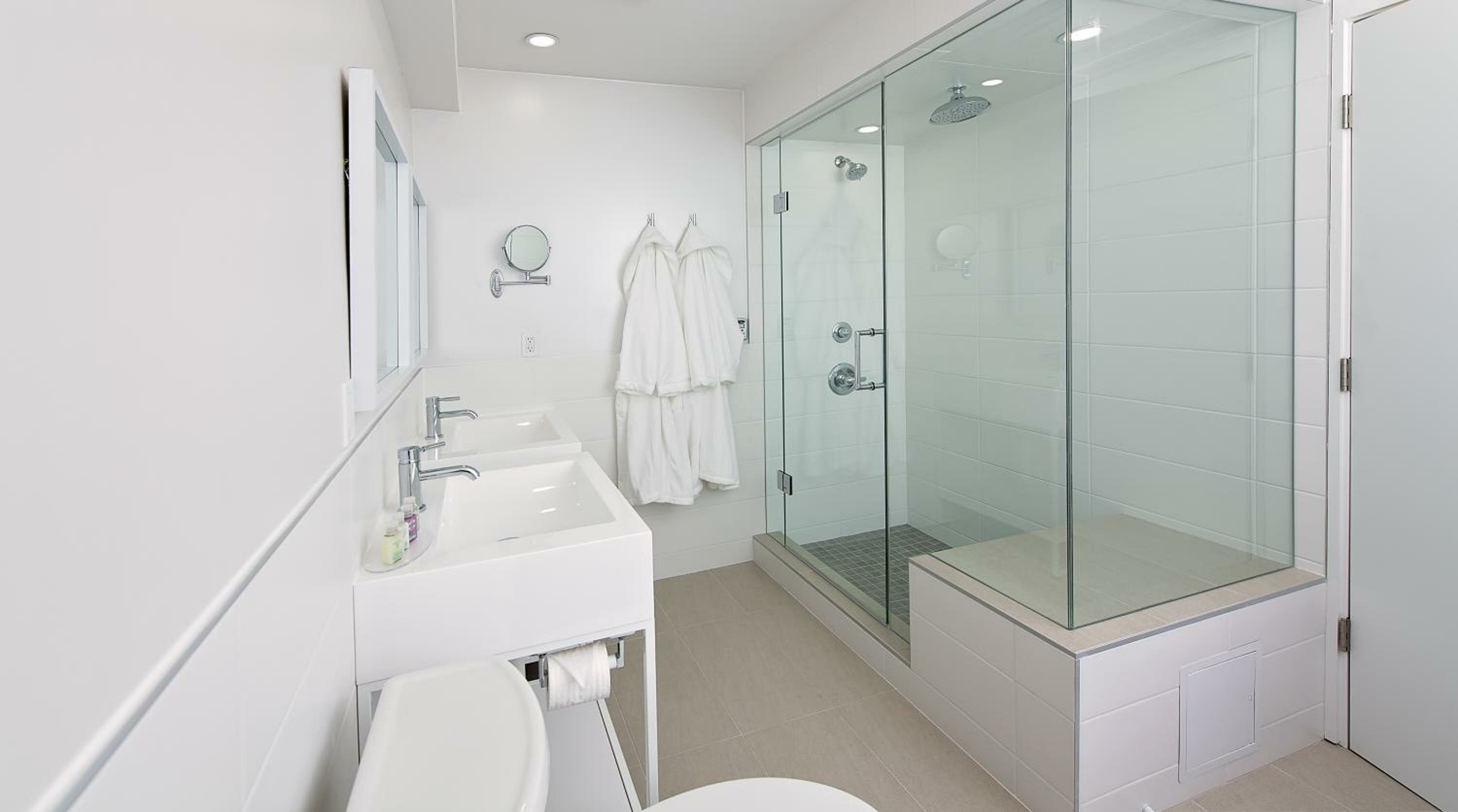 Coast Premium King Suite with Soaker Tub