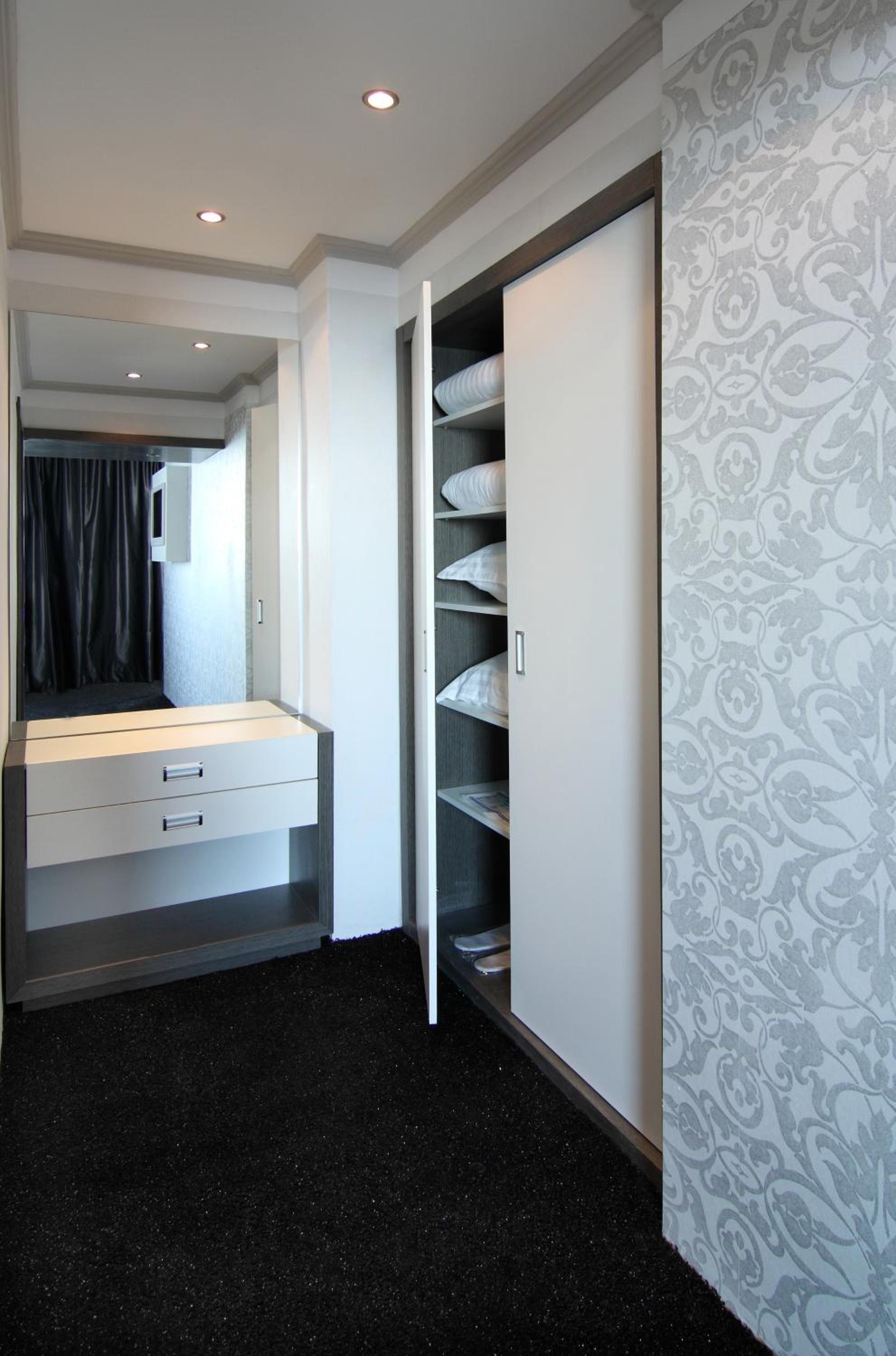 Executive Suite with River View and Free Parking