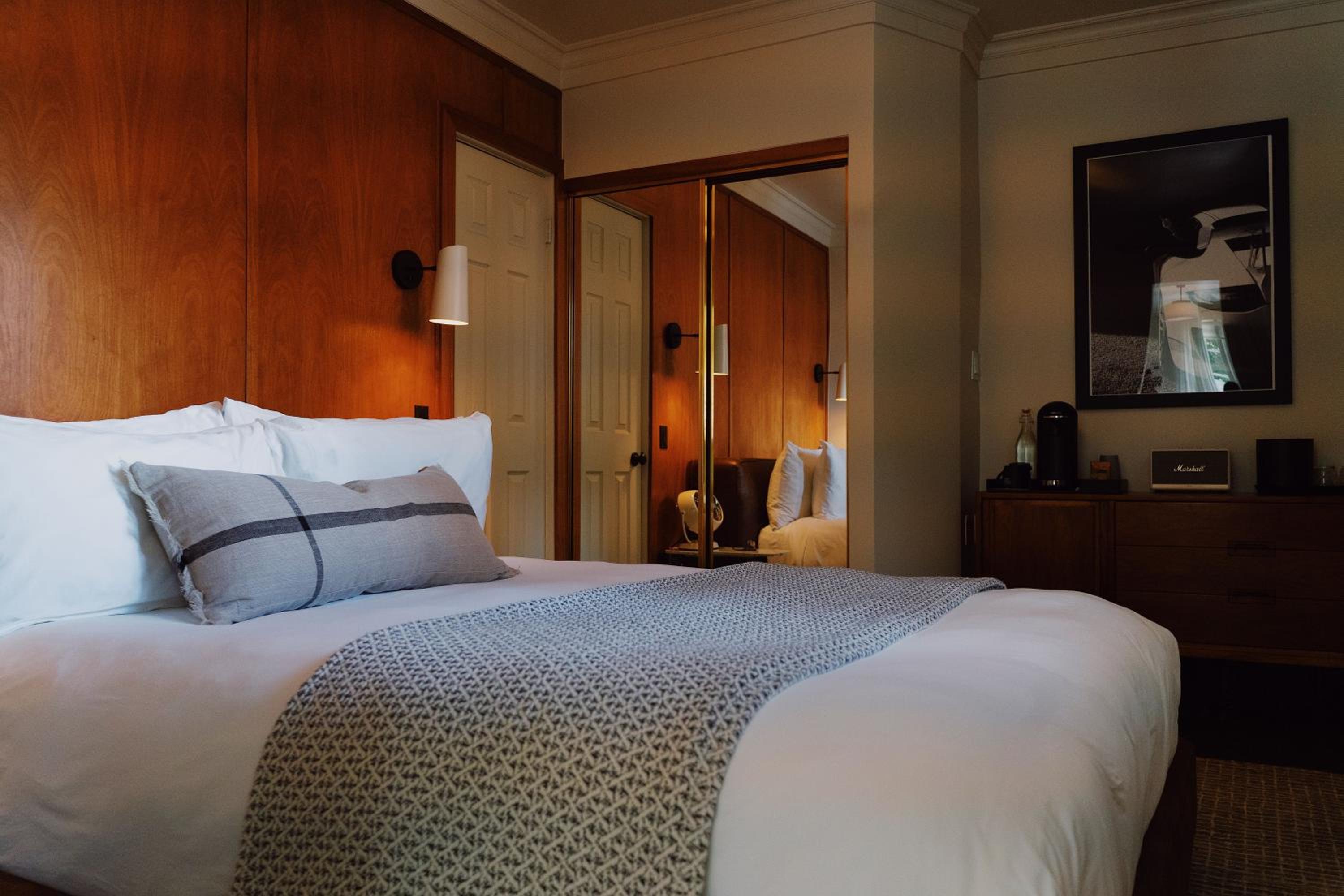 Deluxe Queen Room
