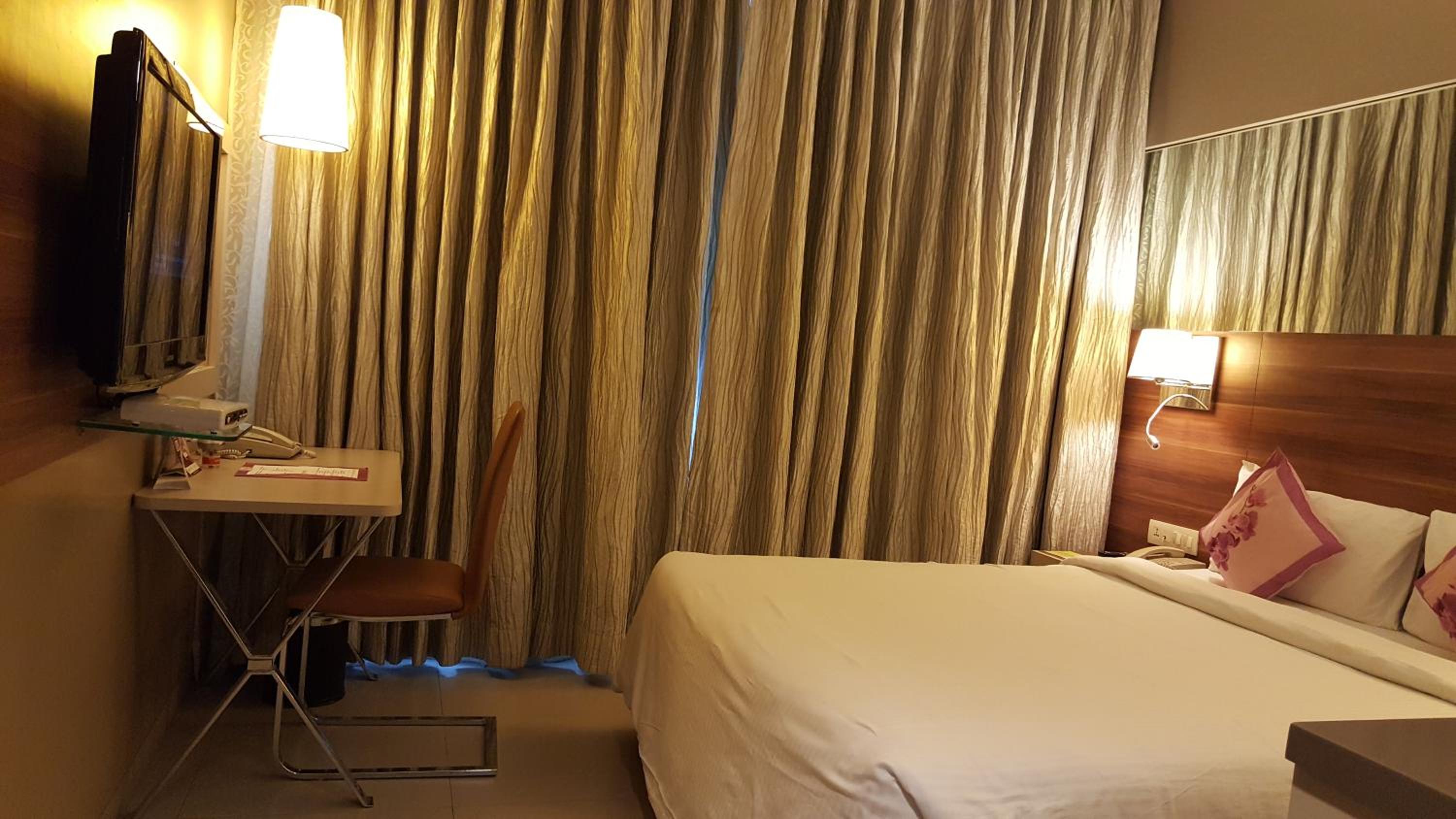 Deluxe Queen Room – 25 % Discounton Food & Beverage and 15% Discount on Laundry Services