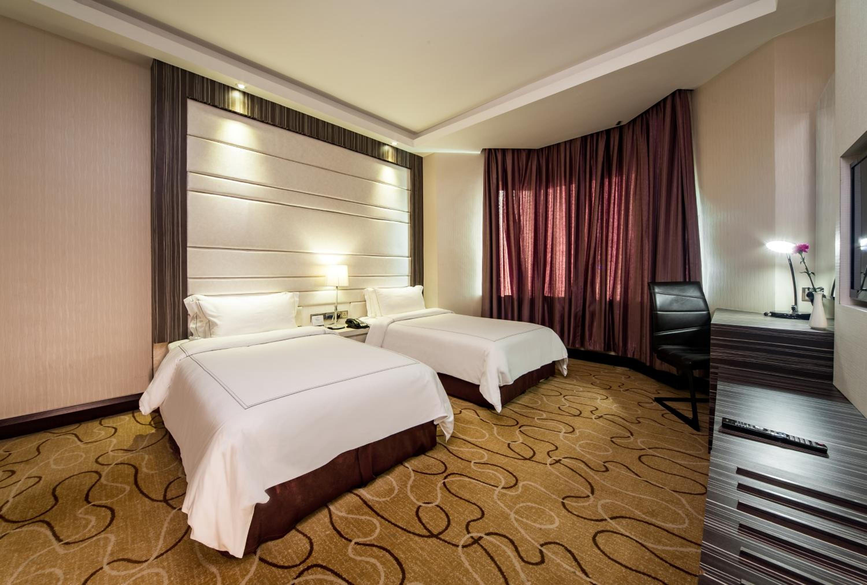 Promenade Deluxe Suite with Club Lounge Access 