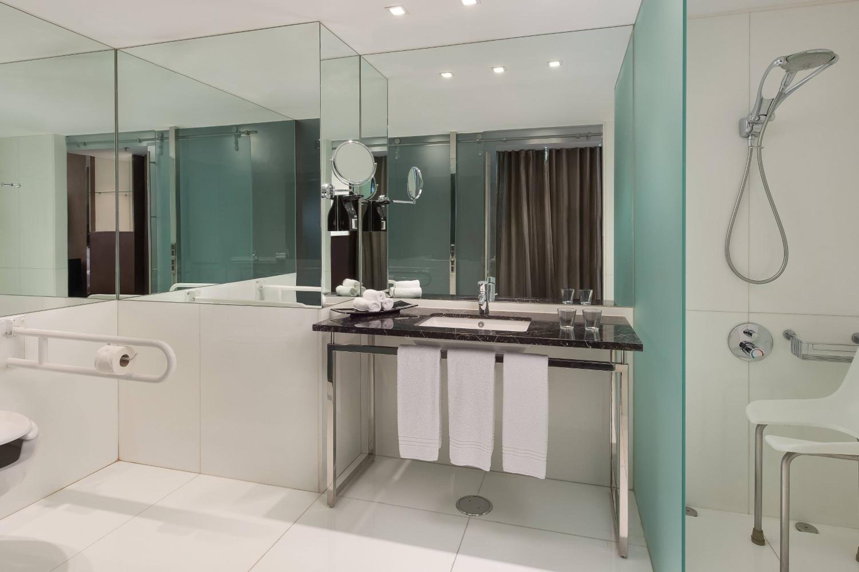 Deluxe, Guest room, 2 Twin/Single Bed(s), Pool access