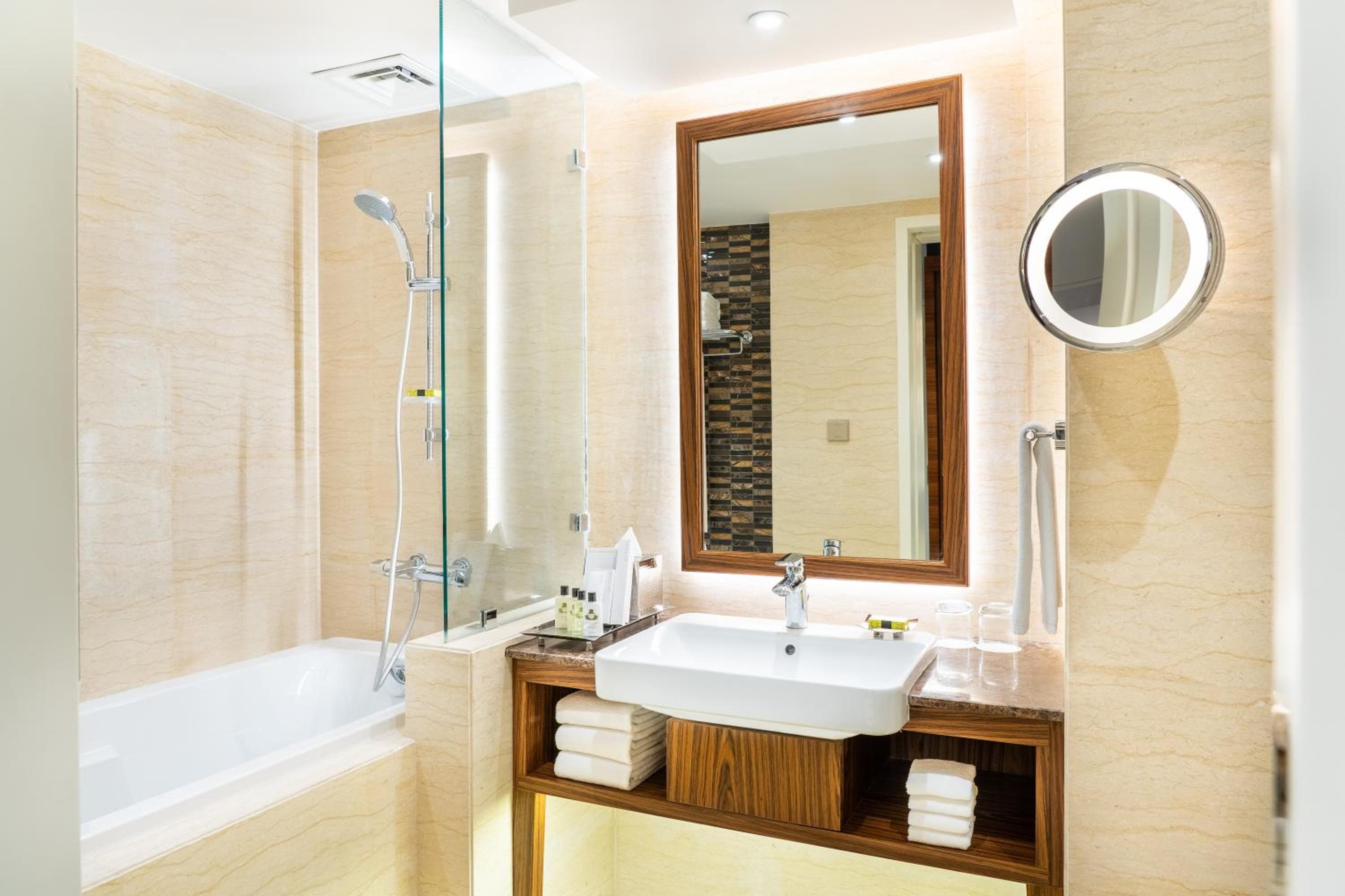 1 King One-Bedroom Suite