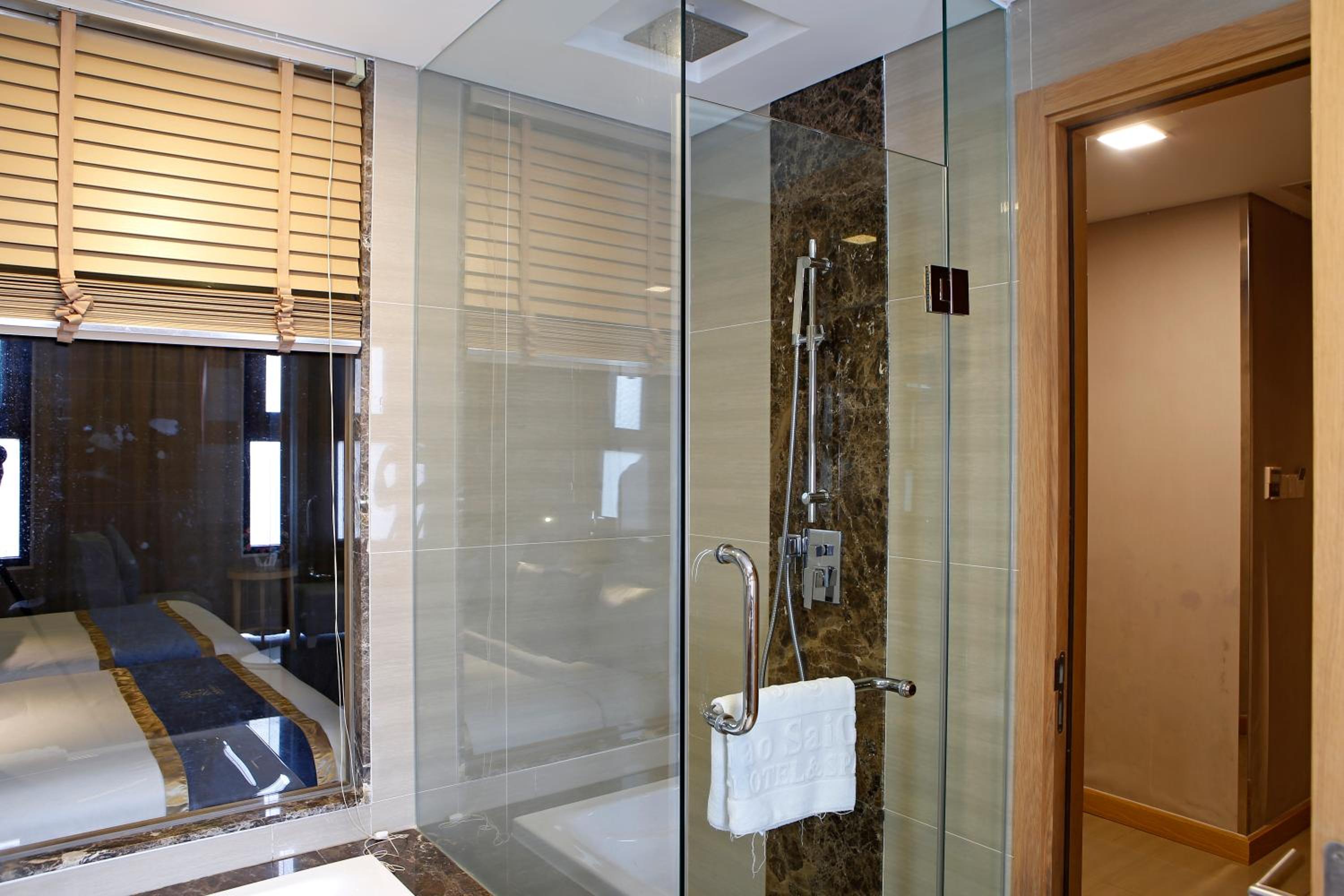 Family Room (4 Adults) with window