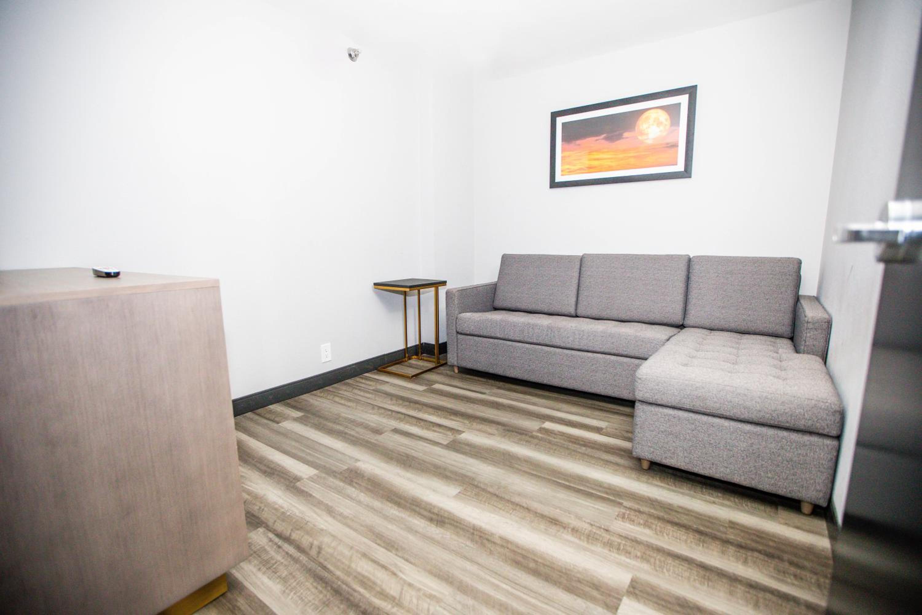 One-Bedroom King Suite with Bathtub - Mobility/Hearing Accessible - Non-Smoking