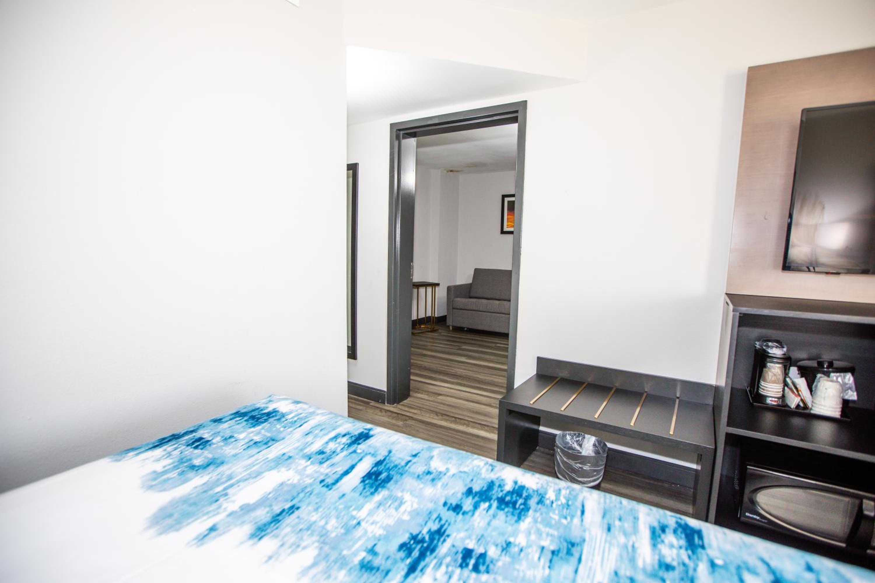 One-Bedroom King Suite - Non-Smoking