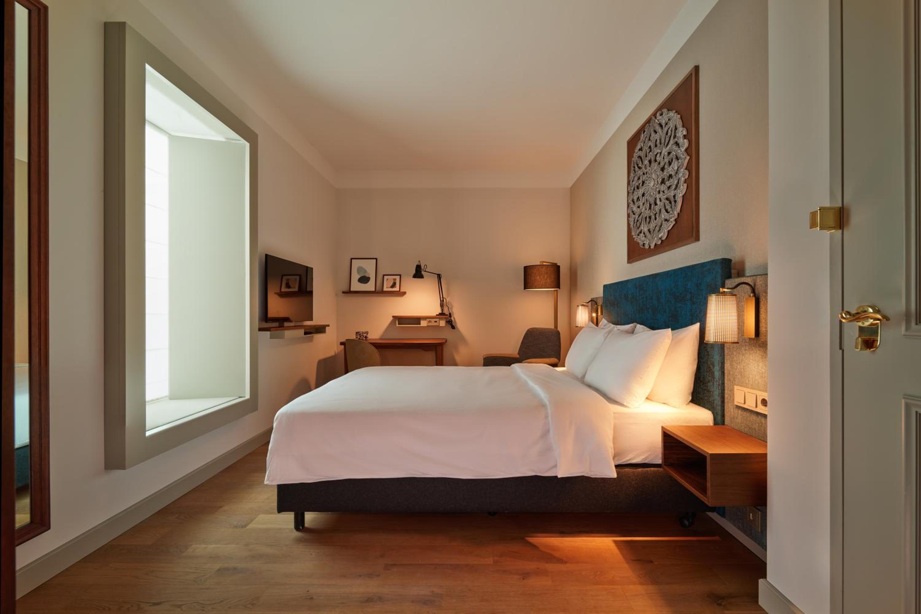 Queen Room with Atrium View