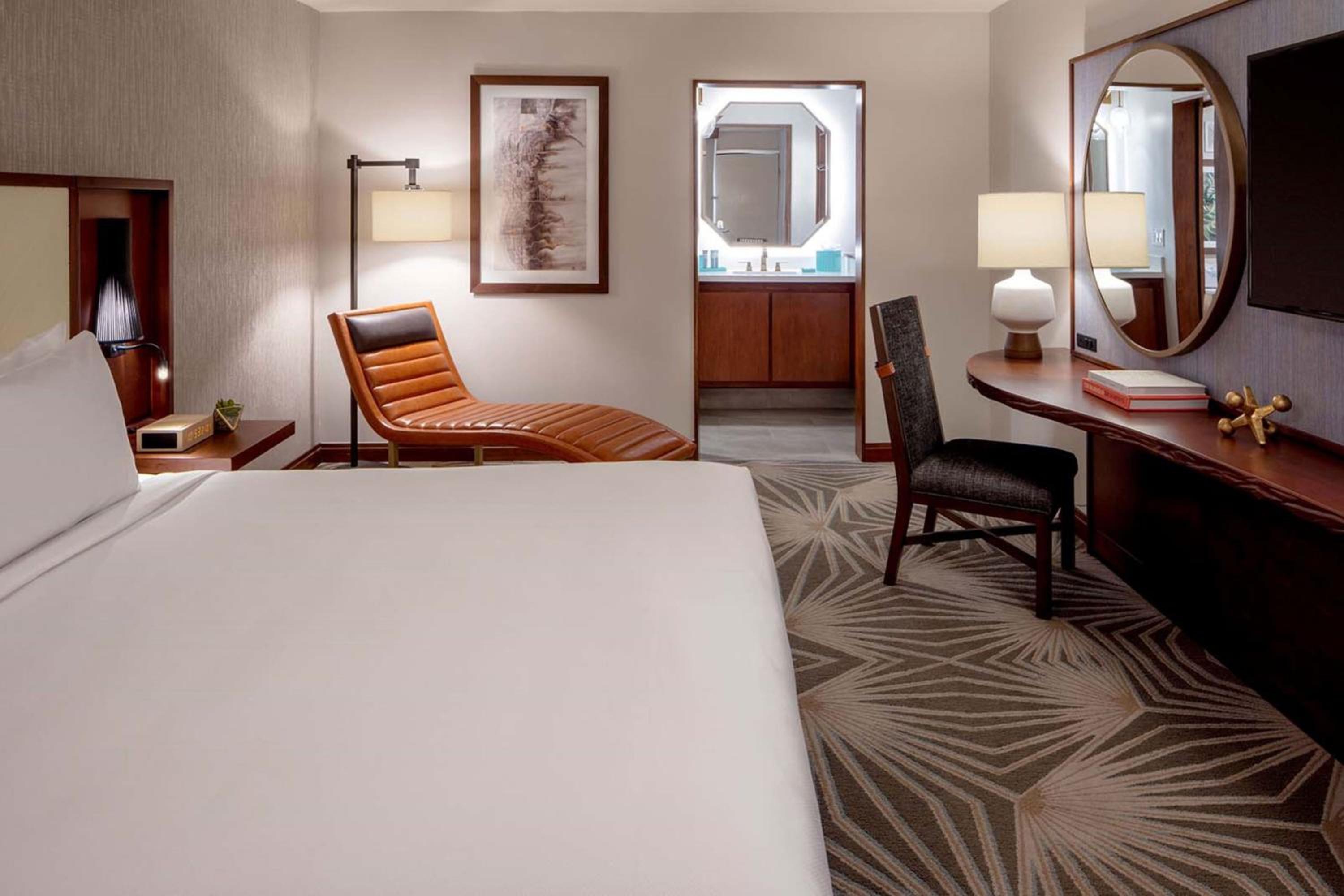 Poolside Guest room with 1 King