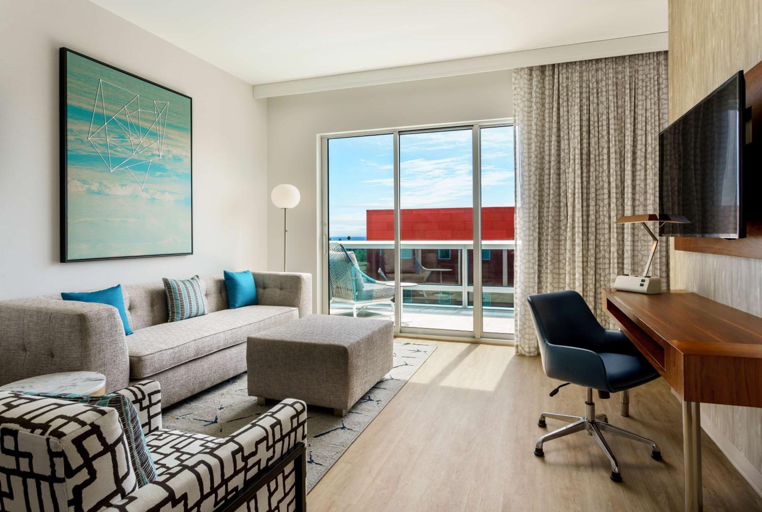 Large King Studio Suite - Non-Smoking