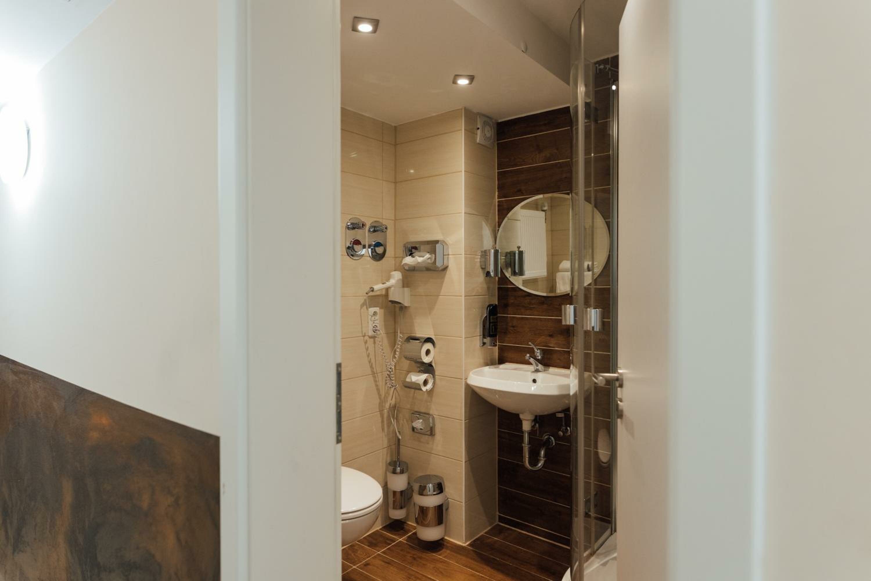 Economy Triple Room Souterrain with own External Bathroom 