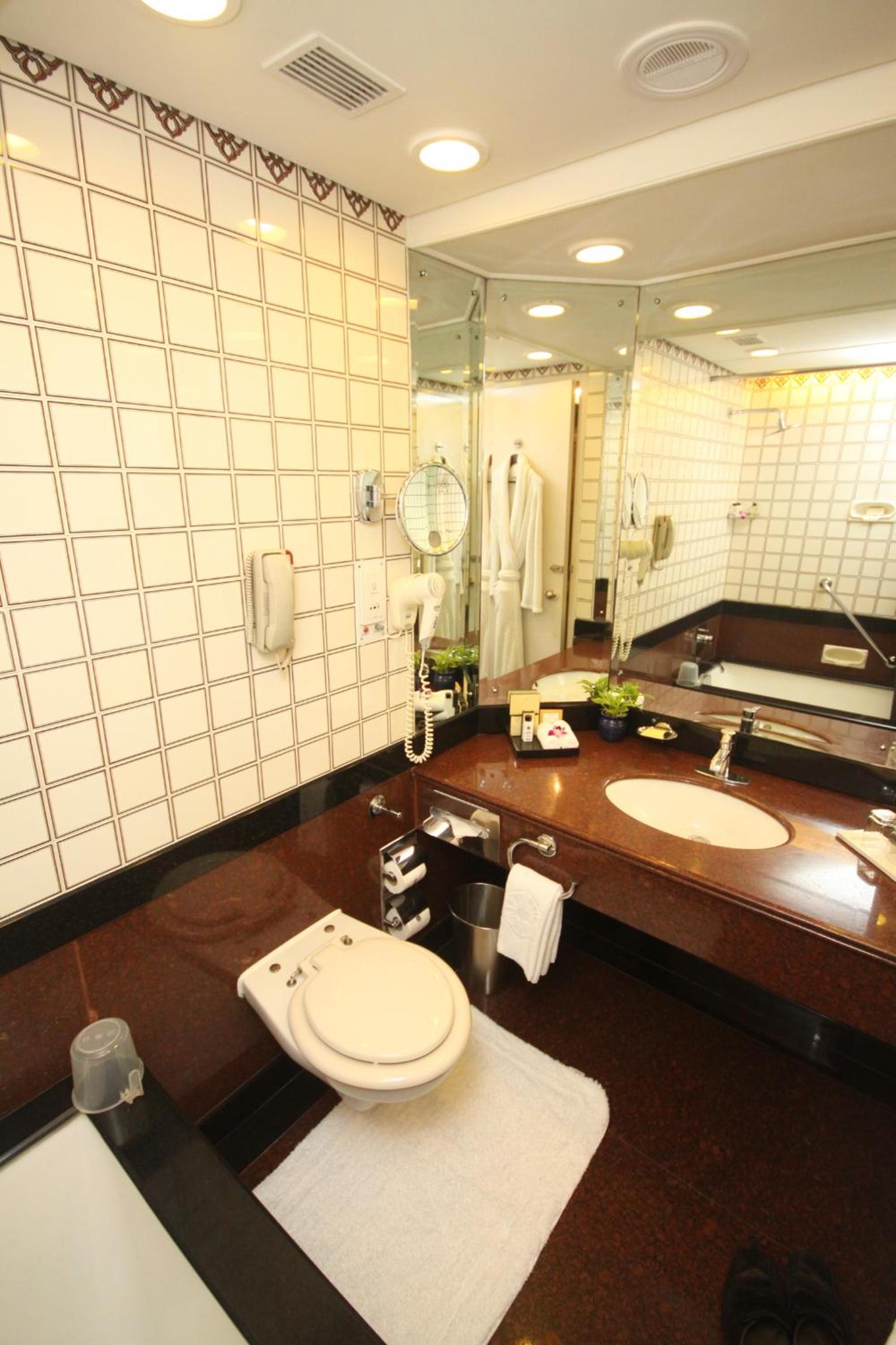 Taj Club with one way Airport transfers and Club Lounge access