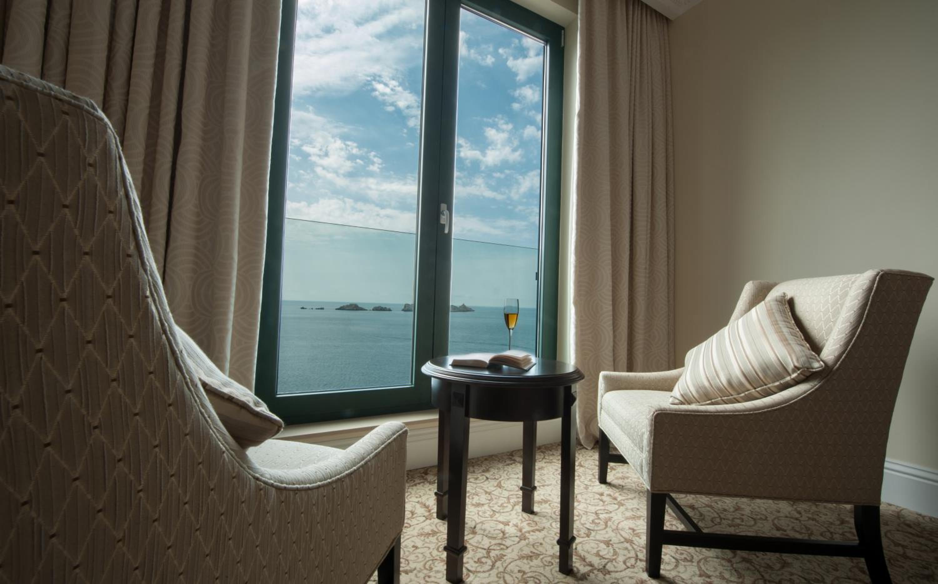 Deluxe King Suite with Sea View and Balcony