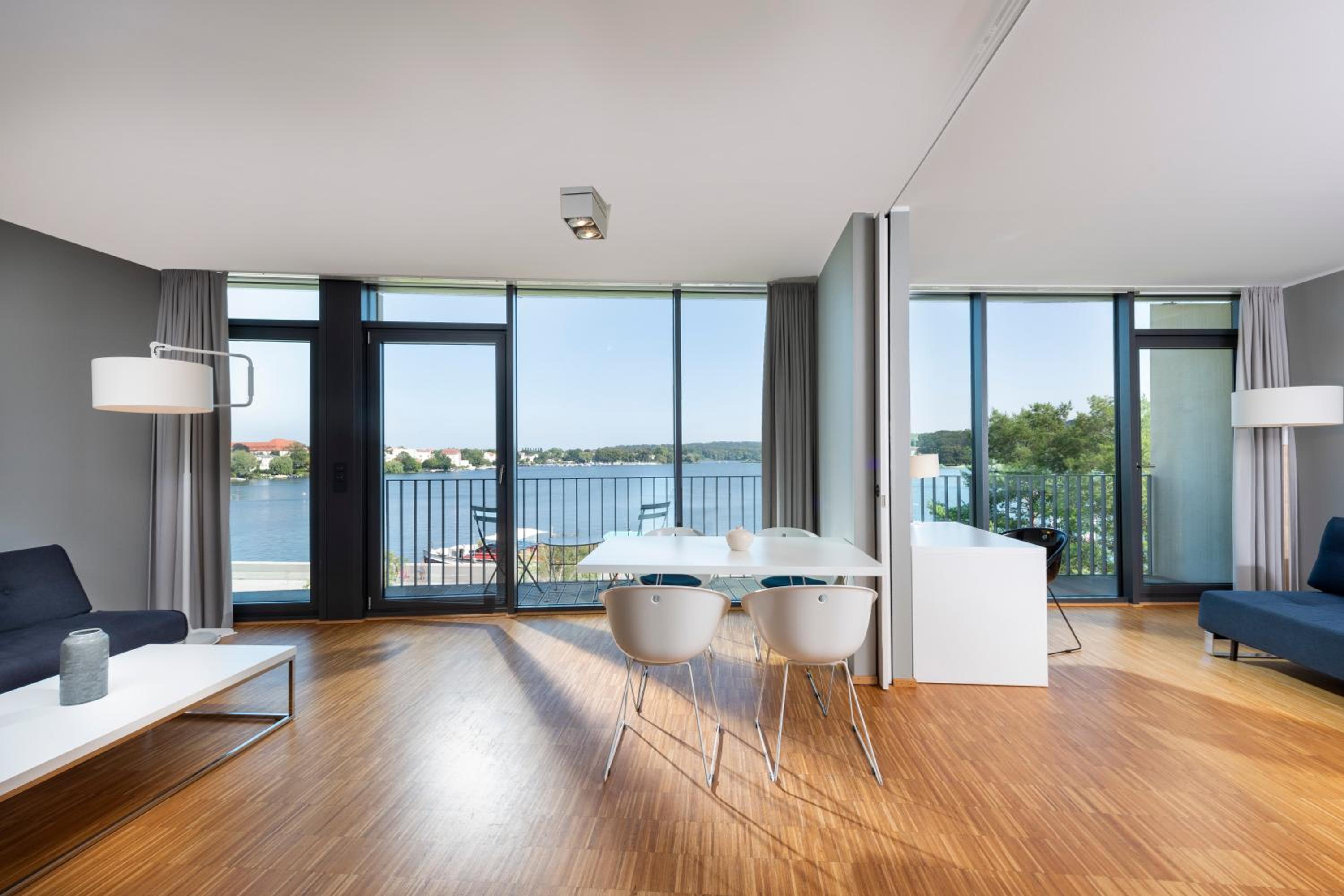Panorama Apartment with Lake View