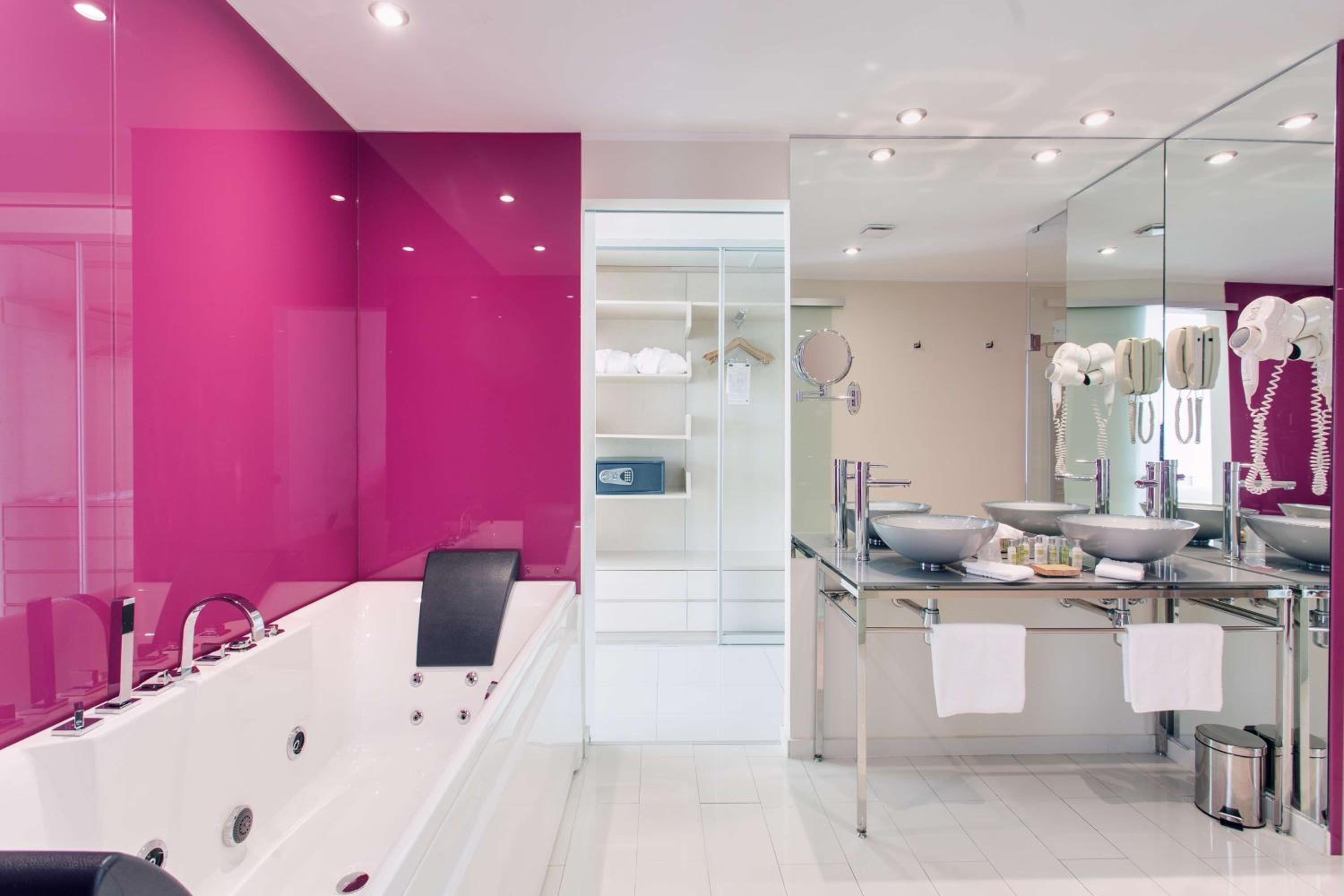 Deluxe One-Bedroom King Suite