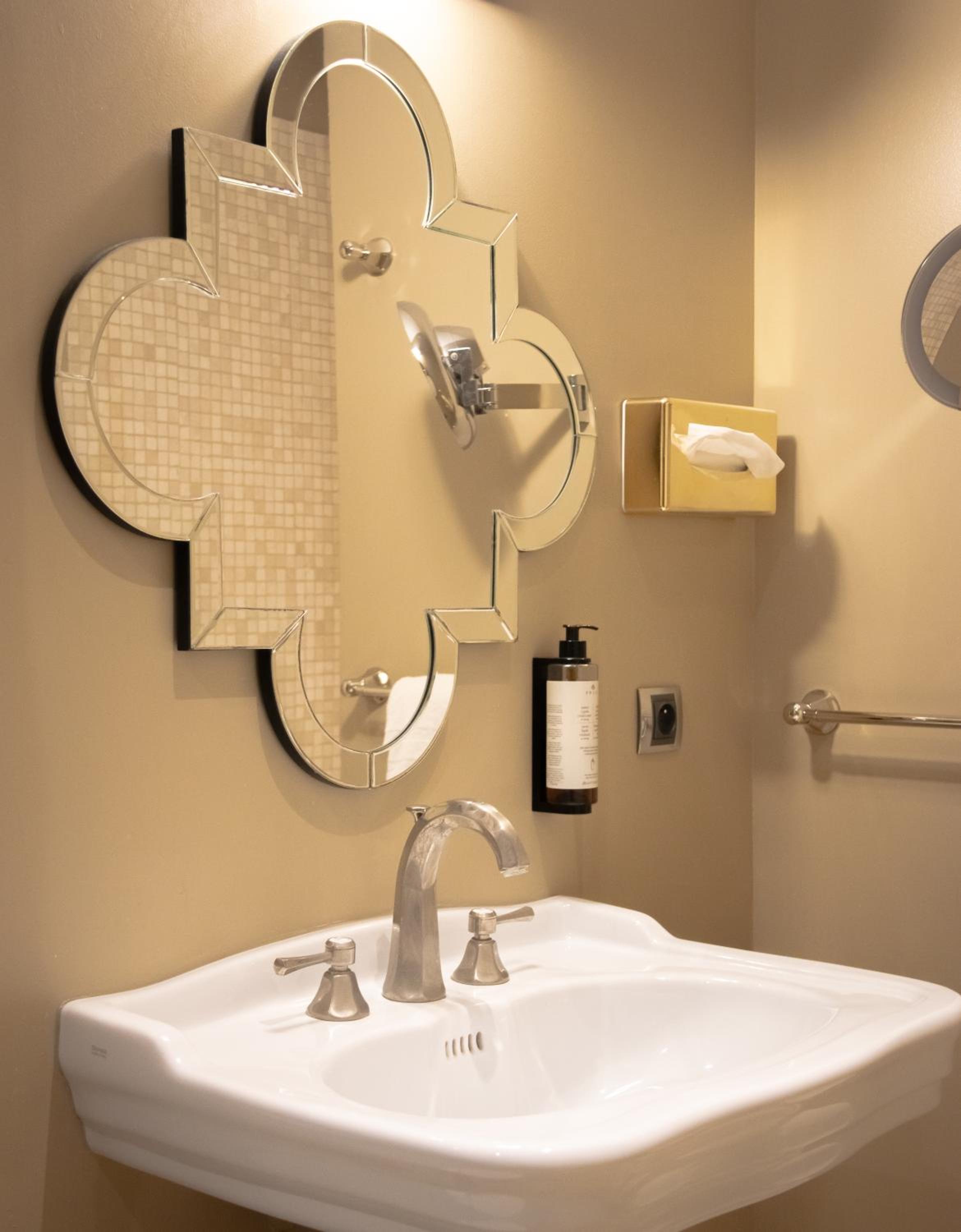 Comfort King Room - Non-Smoking 