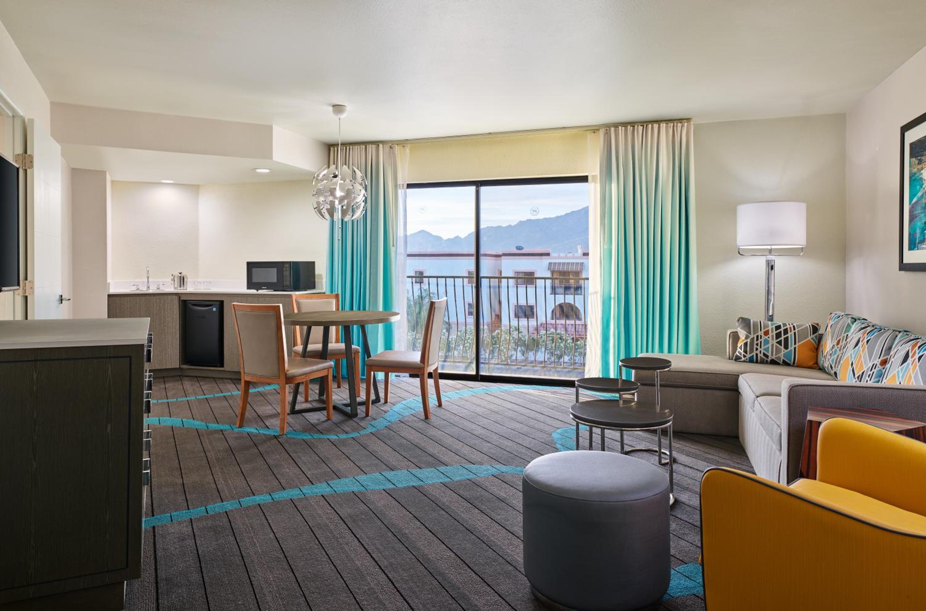 Club level, Executive Suite, 1 King, Sofa bed, Mountain view