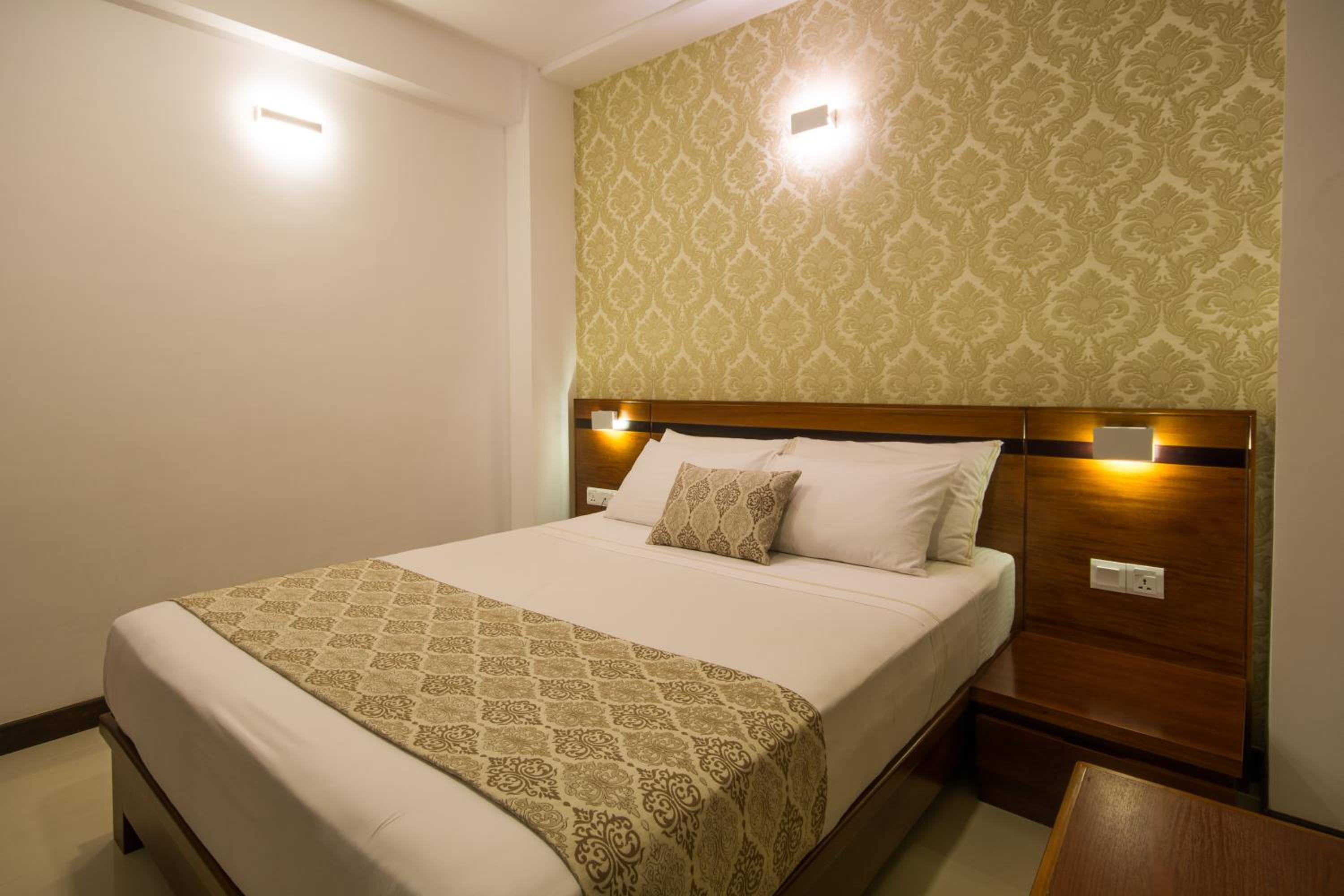 Deluxe Double Room with Free pickup or Drop to Kandy Railway Station