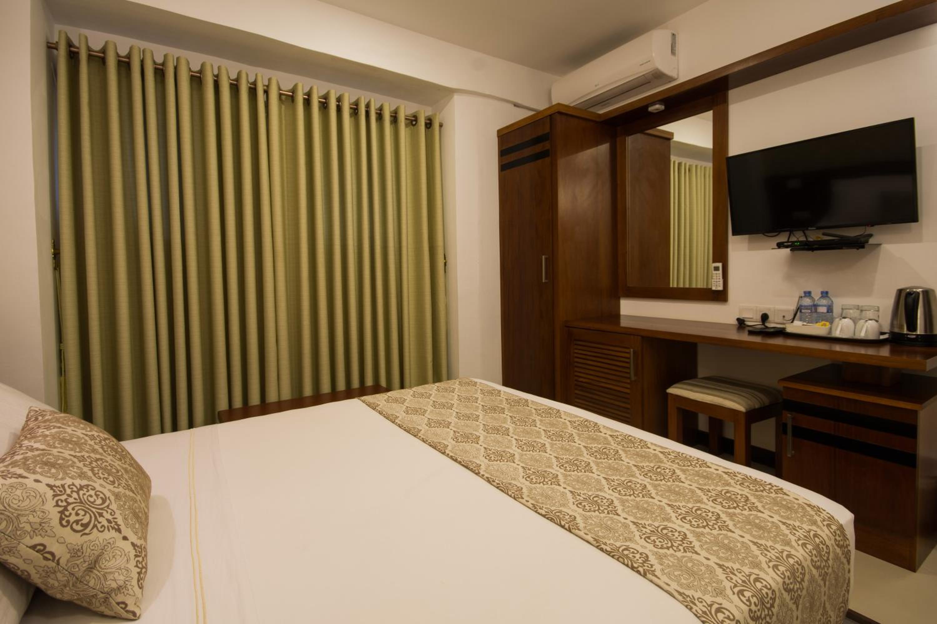 Deluxe Double Room with Free pickup or Drop to Kandy Railway Station