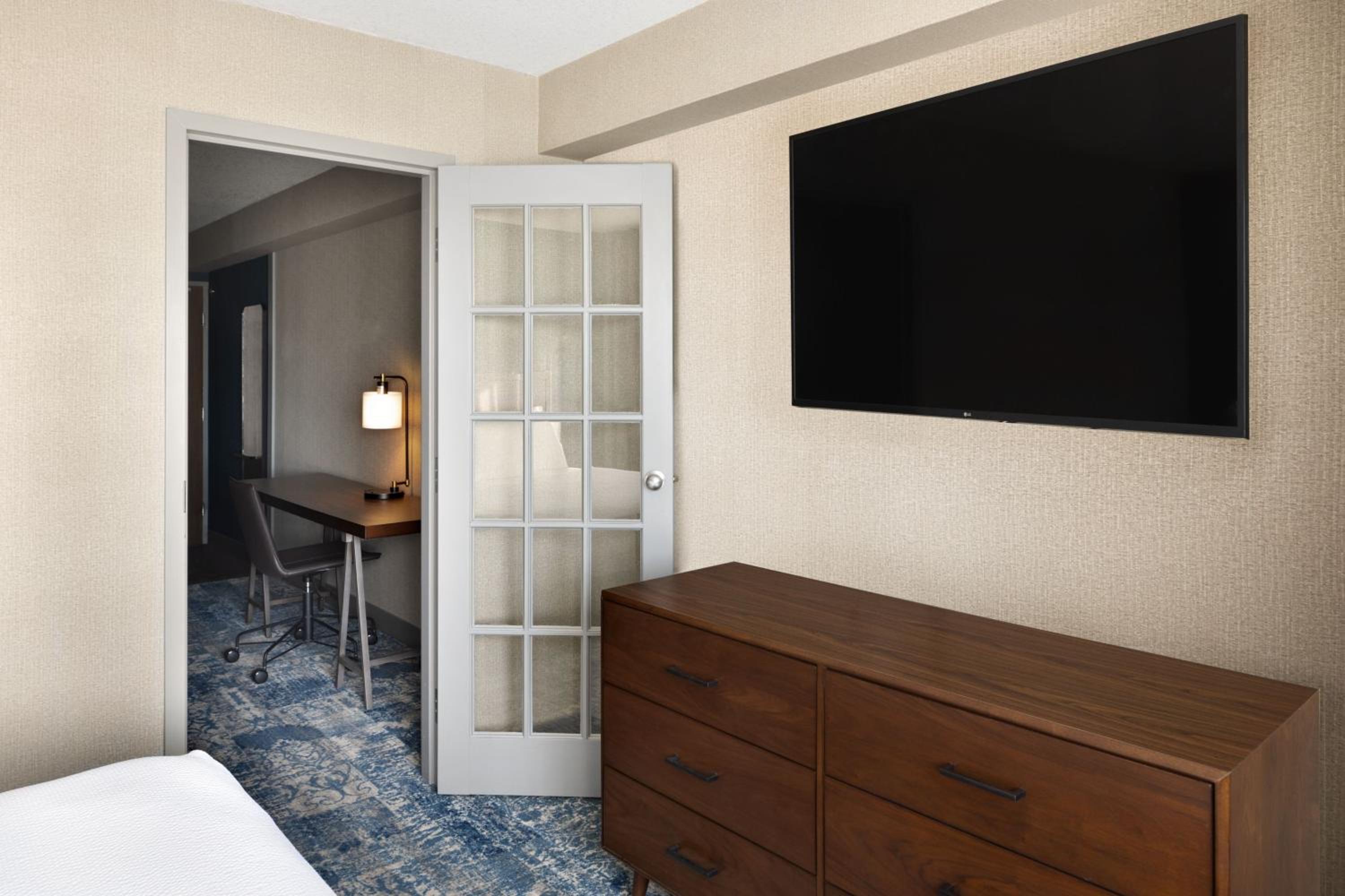 1 Bedroom Suite, 1 King, Sofa bed, High floor