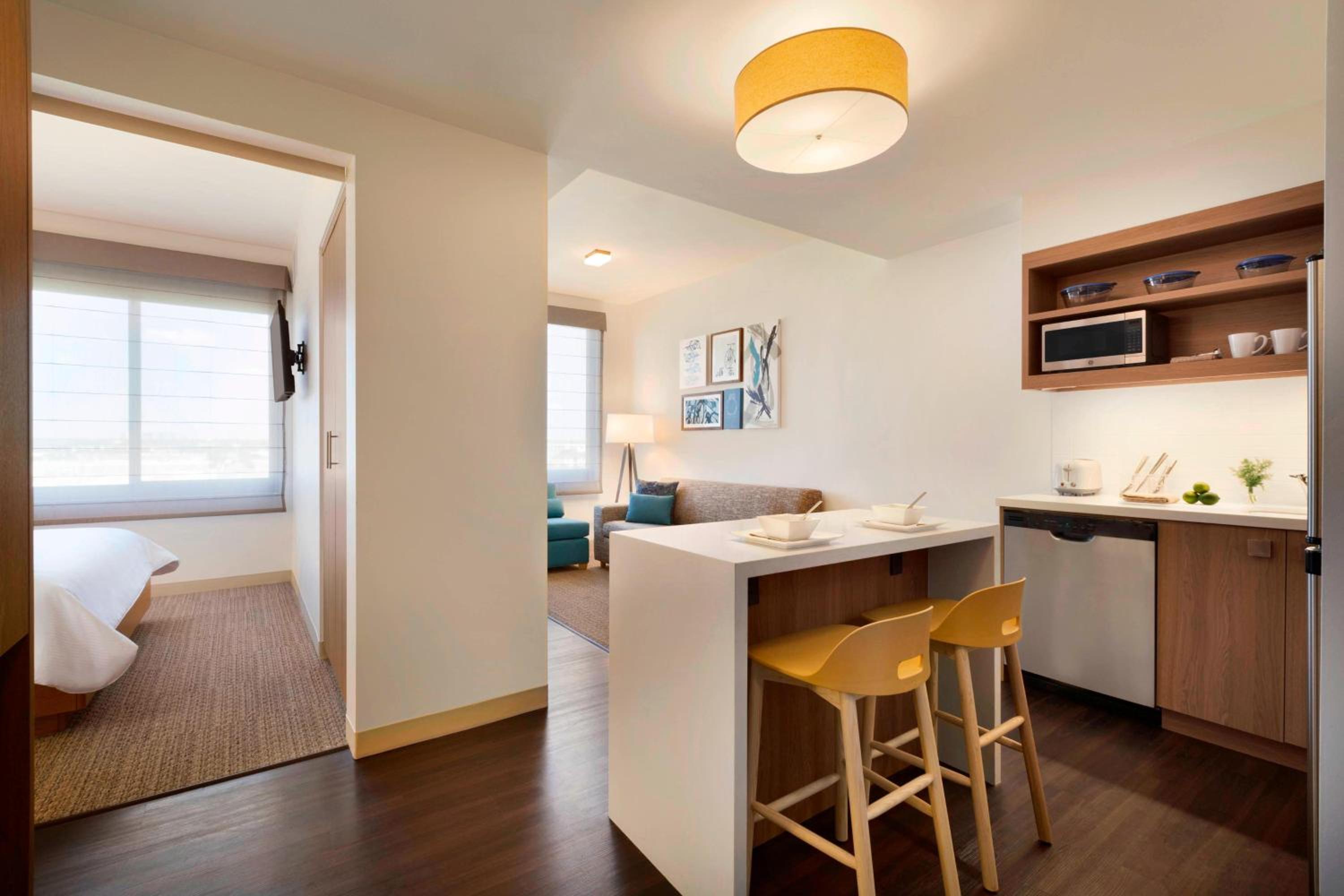 1 Bedroom Suite, 1 King, Sofa bed, Pool view