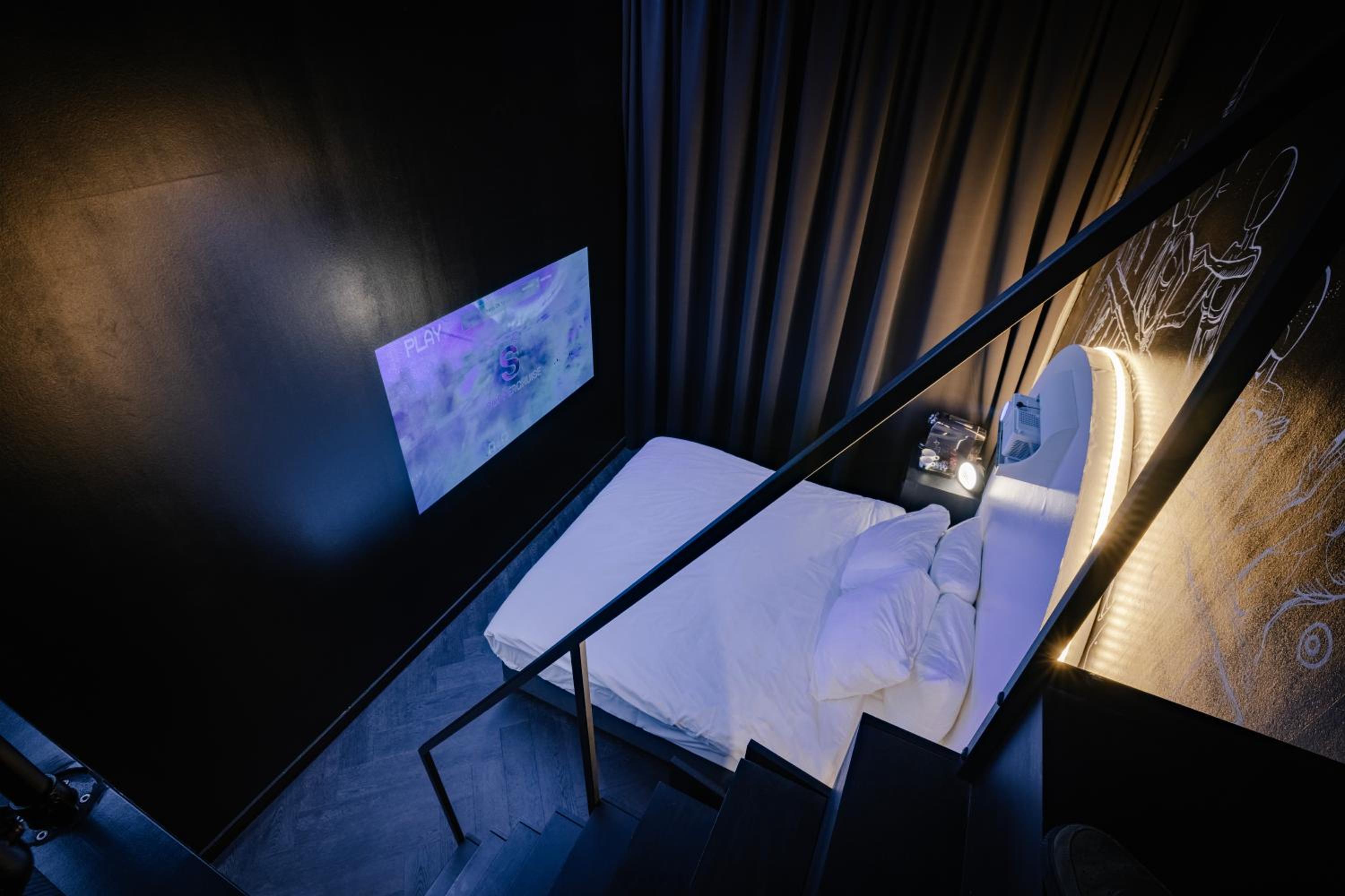 Quadruple Room - "Le Noir" Friends by SUPPER