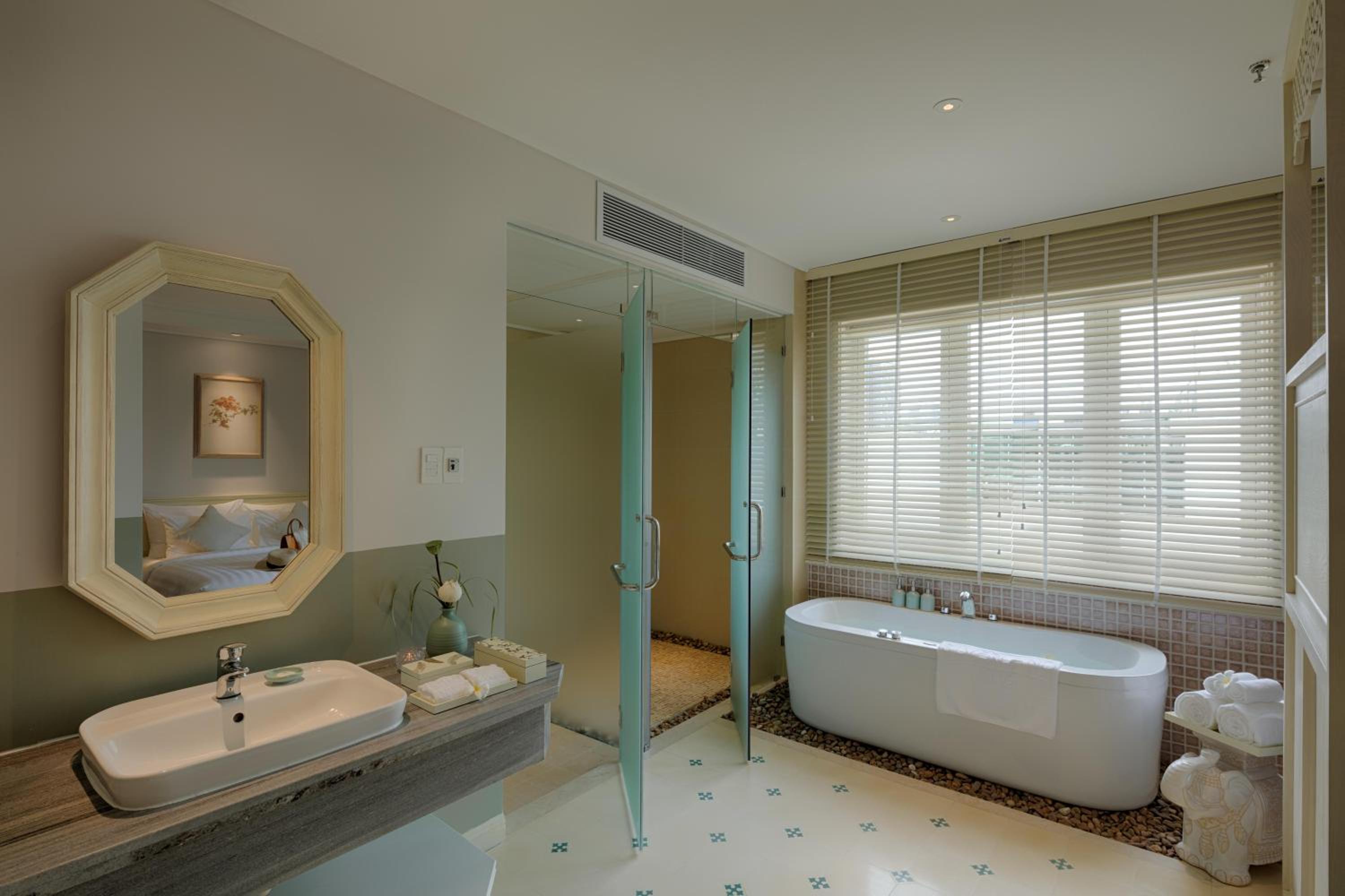 Au Lac Charner Suite + Afternoon tea on rooftop