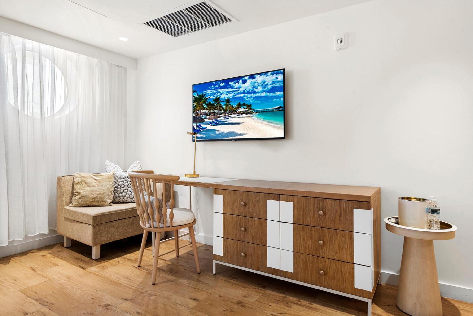 Deluxe Superior with Bathtub