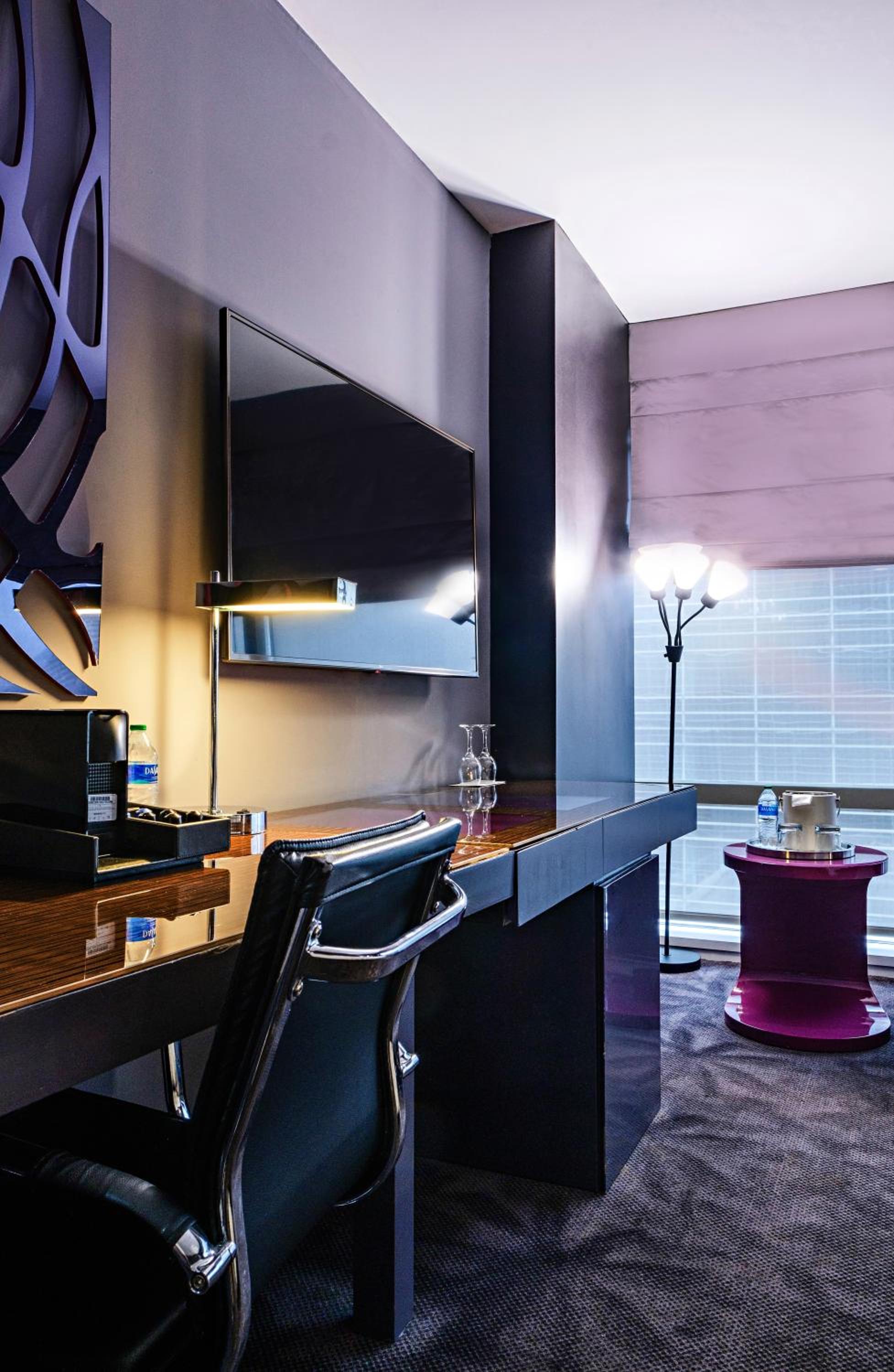 Cool Corner, Guest room, 1 King, Corner room