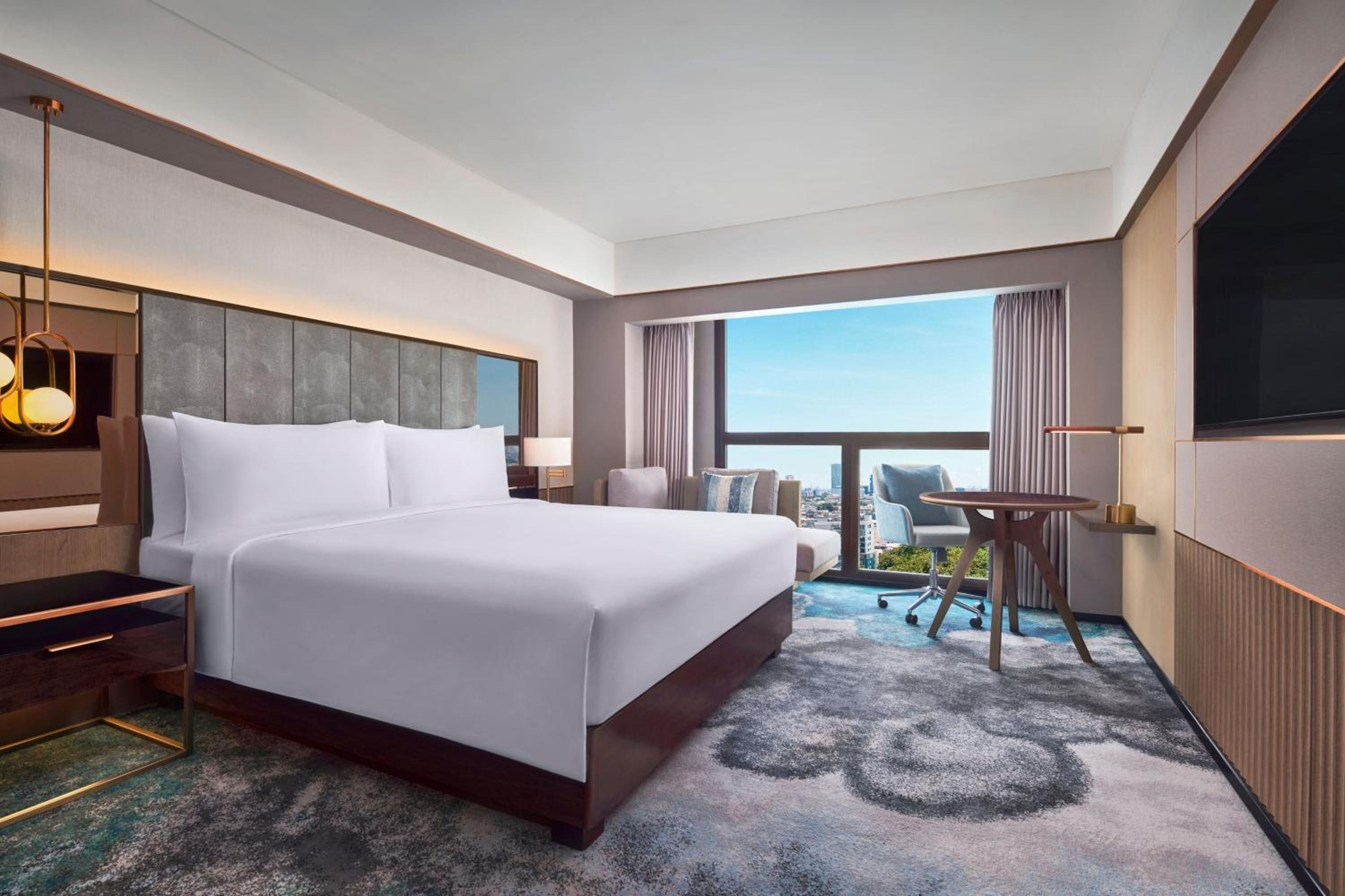 Grand Deluxe King Room with City View