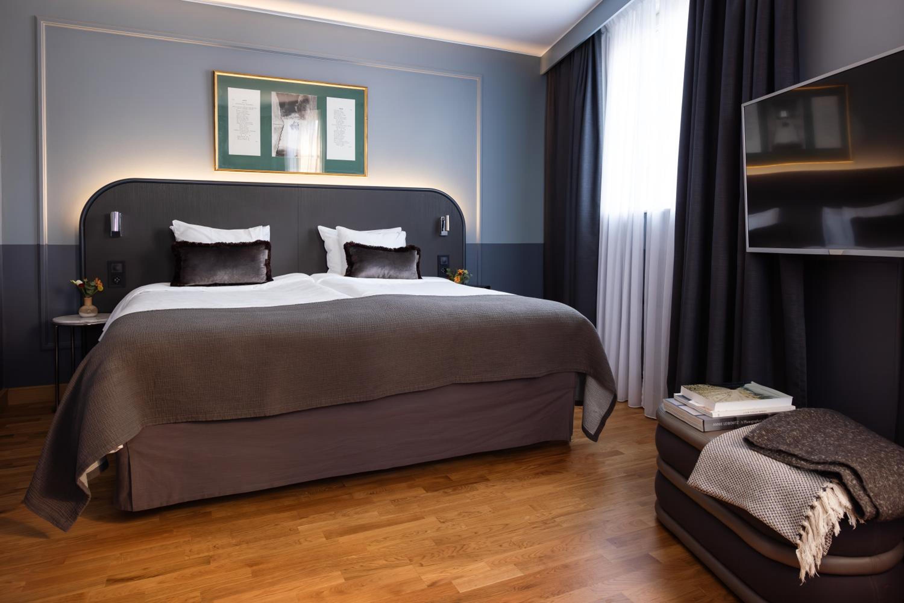 Superior Corner Room