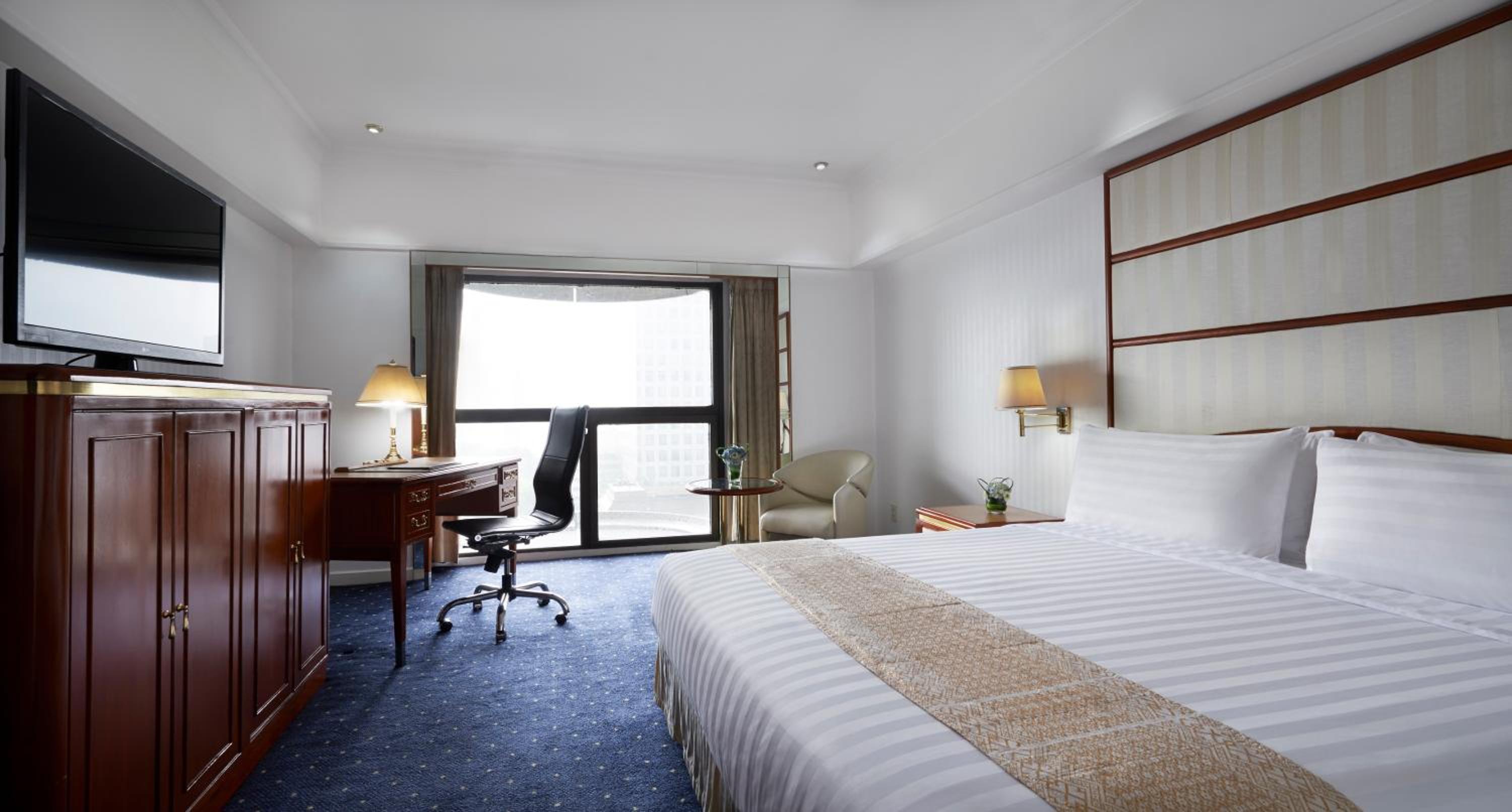 Deluxe King Room With City View