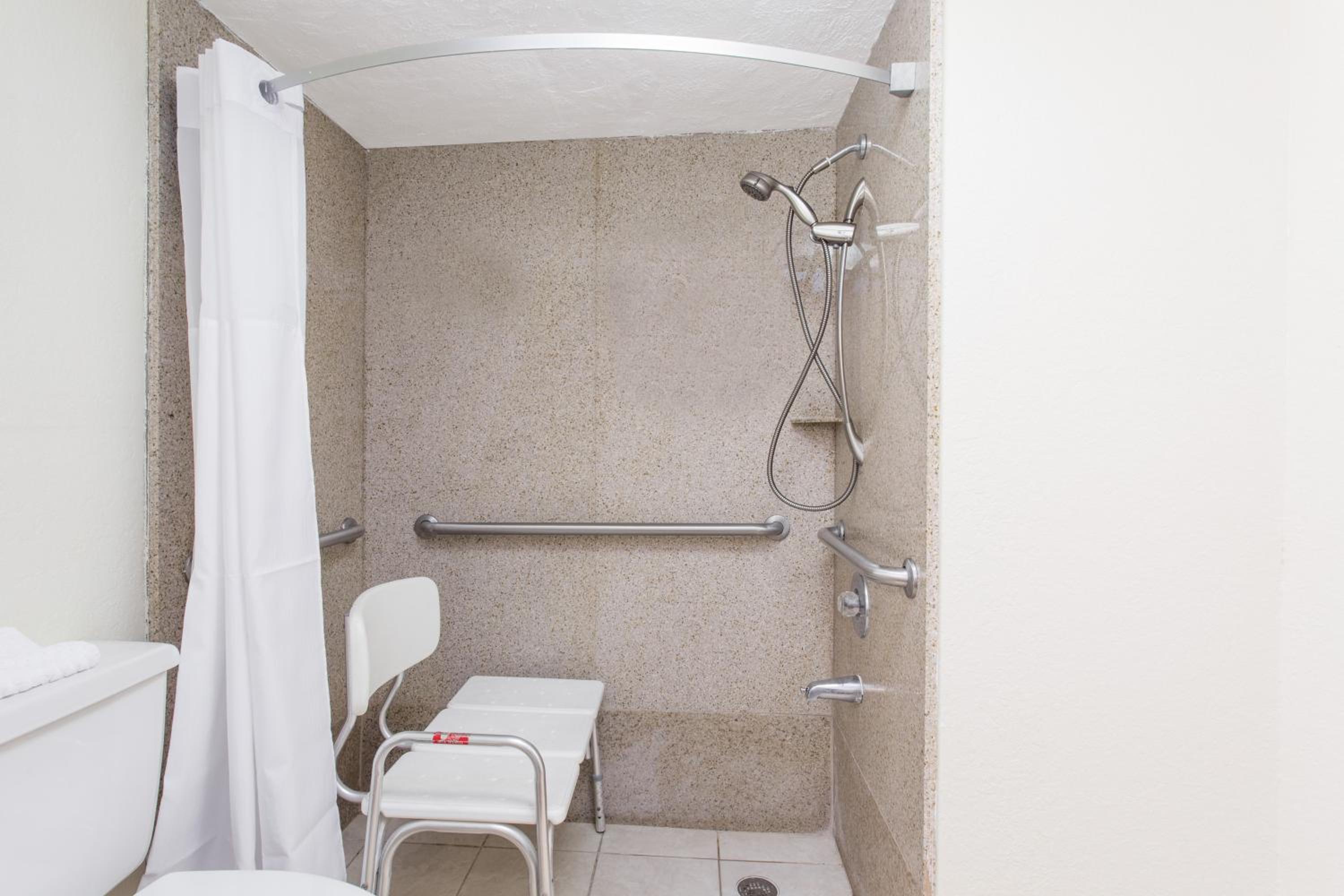 Double Suite with Bath Tub - Mobility Accessible/Non-Smoking