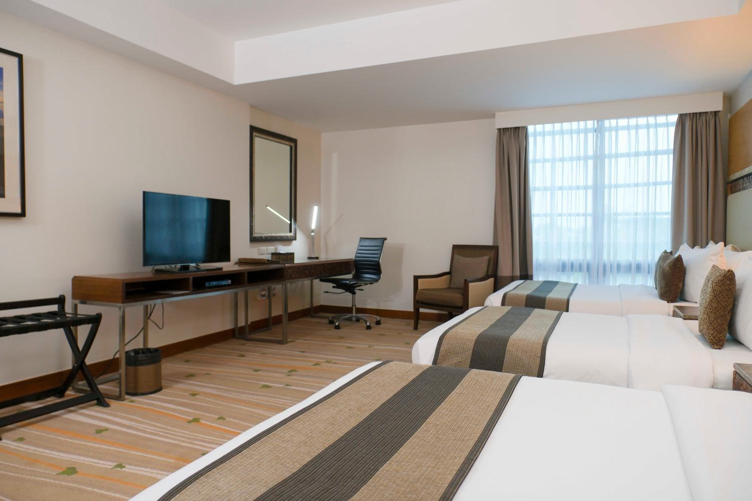 Family Room with One Queen Bed and Two Single Beds - Non-Smoking 