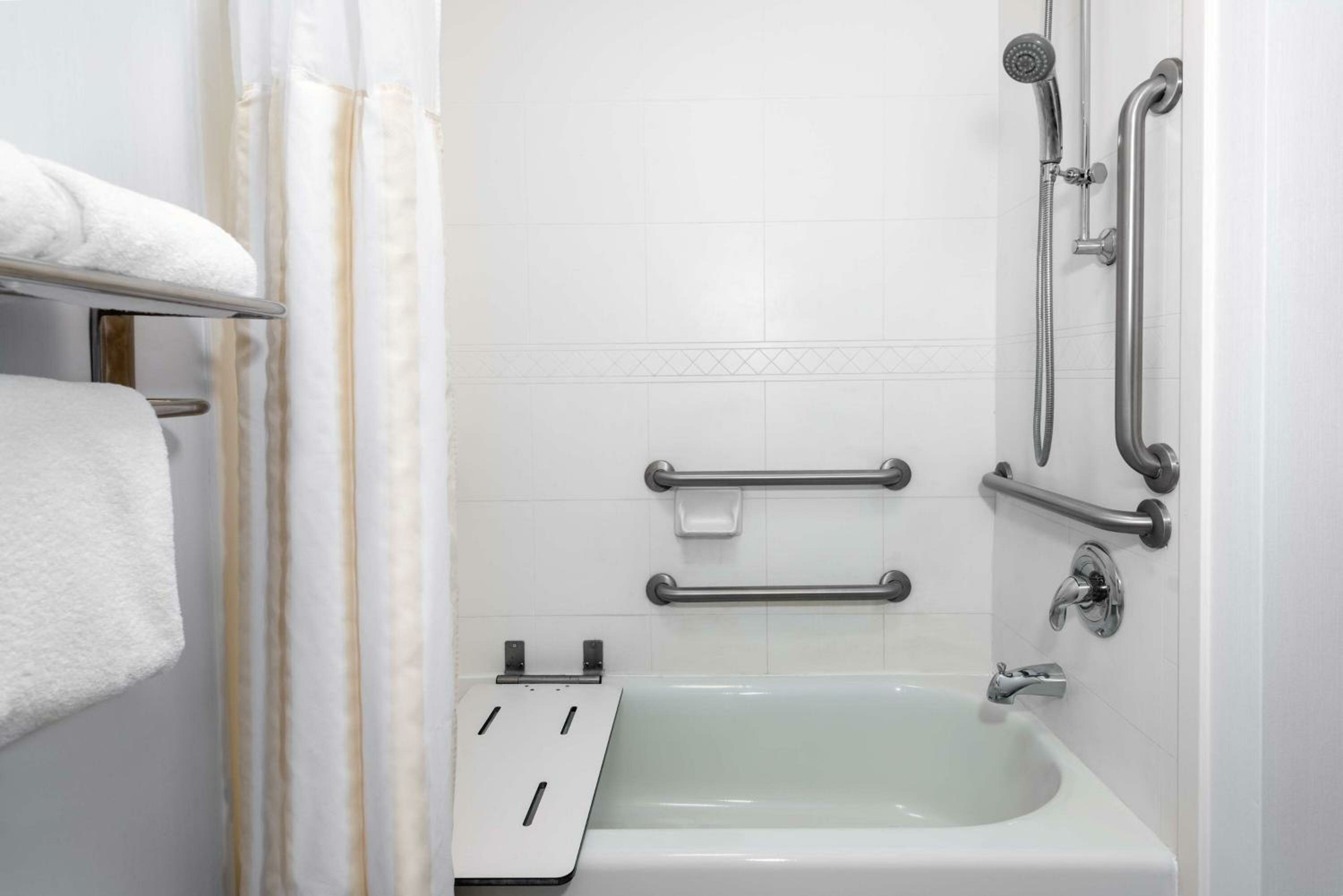 King Room with Bath Tub - Mobility Access