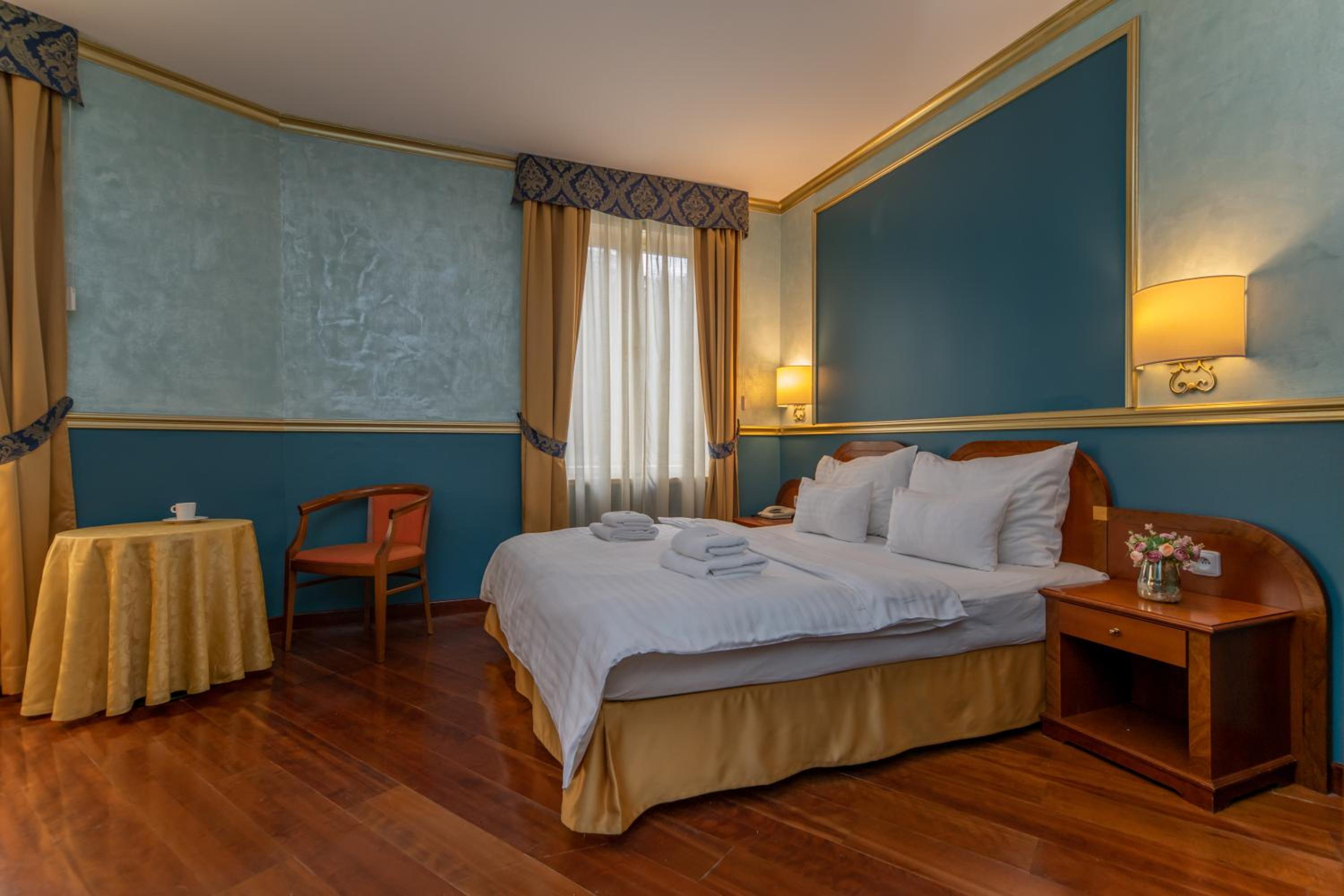 Superior Family Room - Connected Rooms