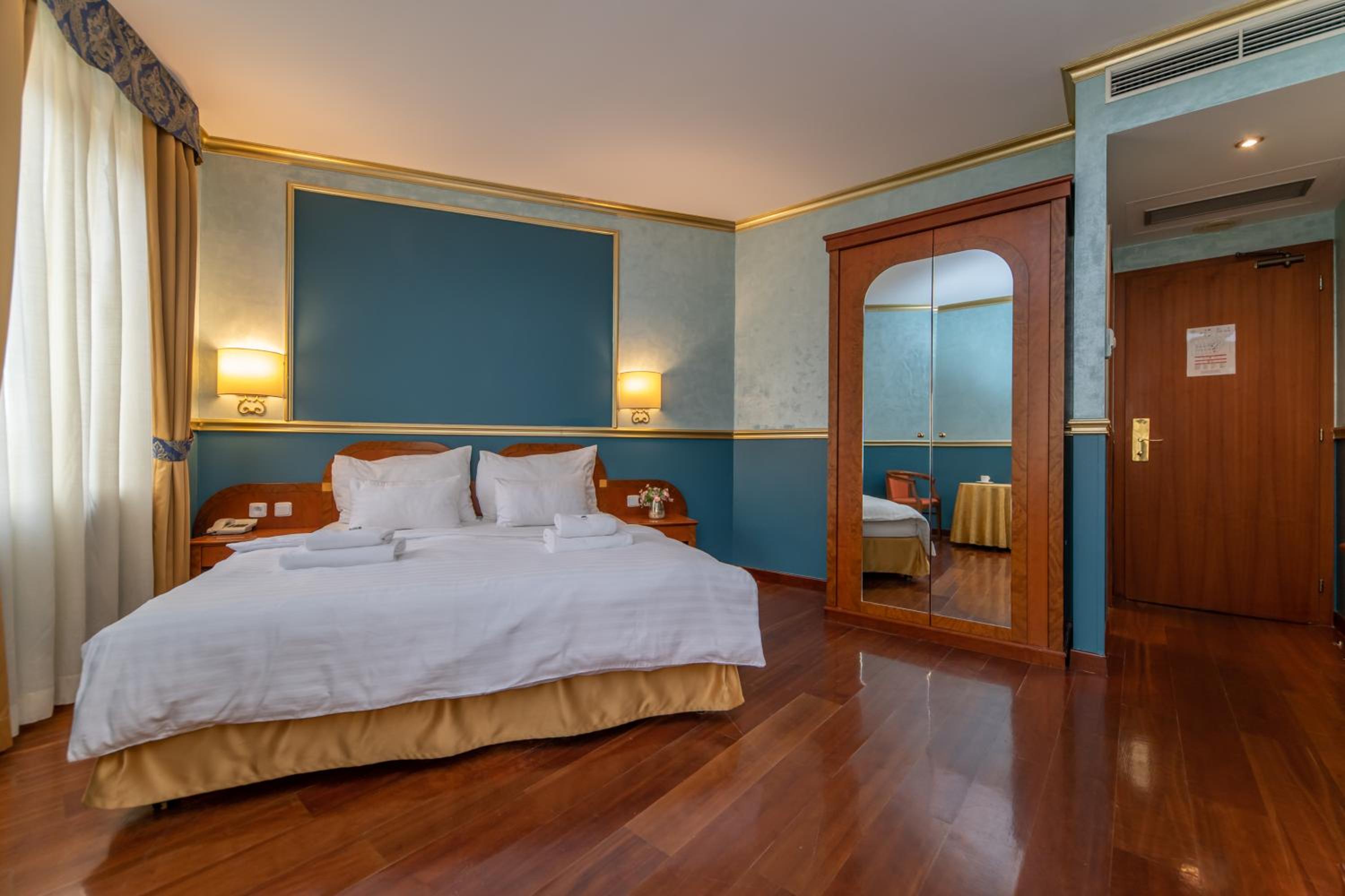 Superior Family Room - Connected Rooms