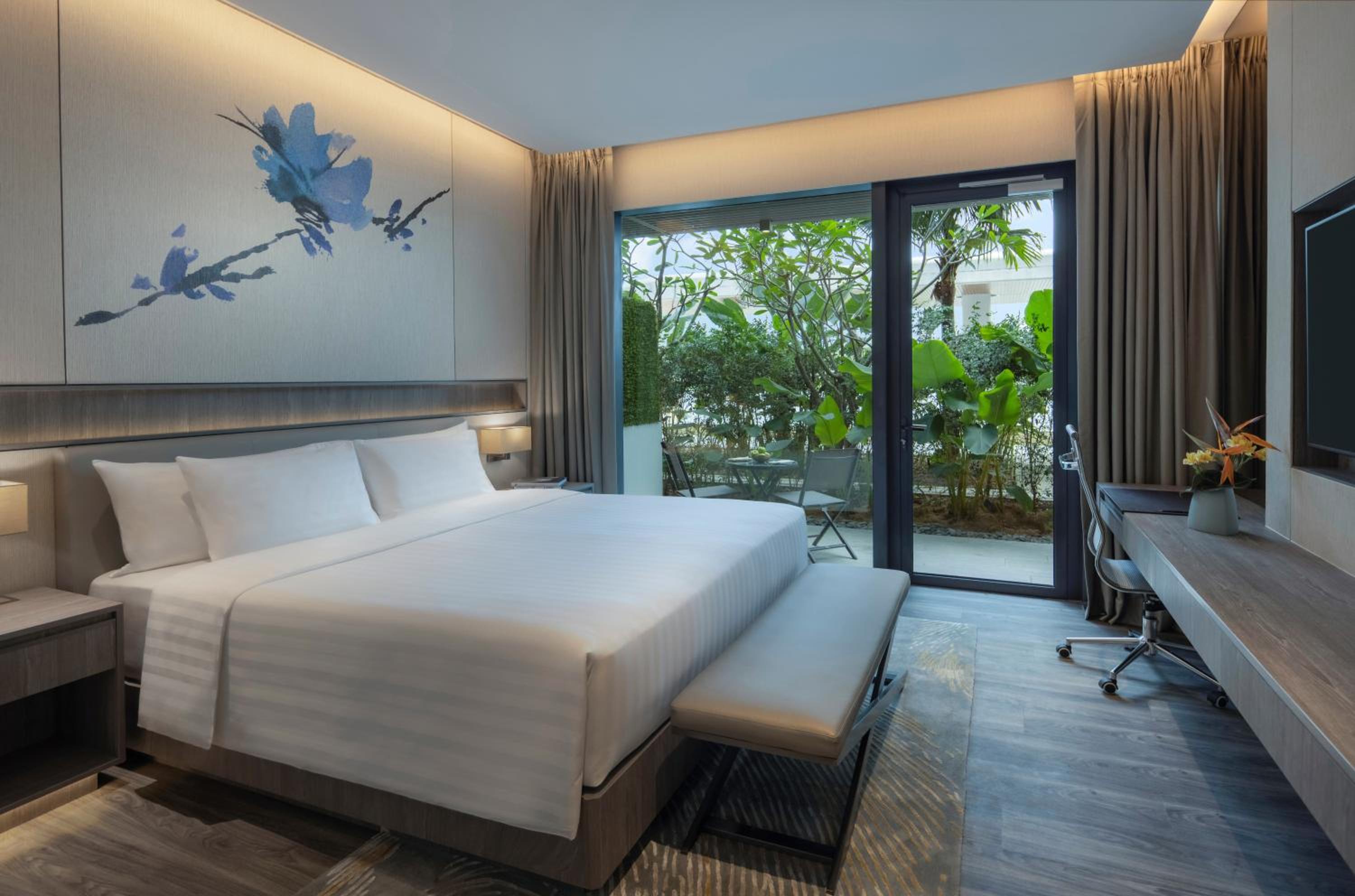 Deluxe Laguna Patio City King