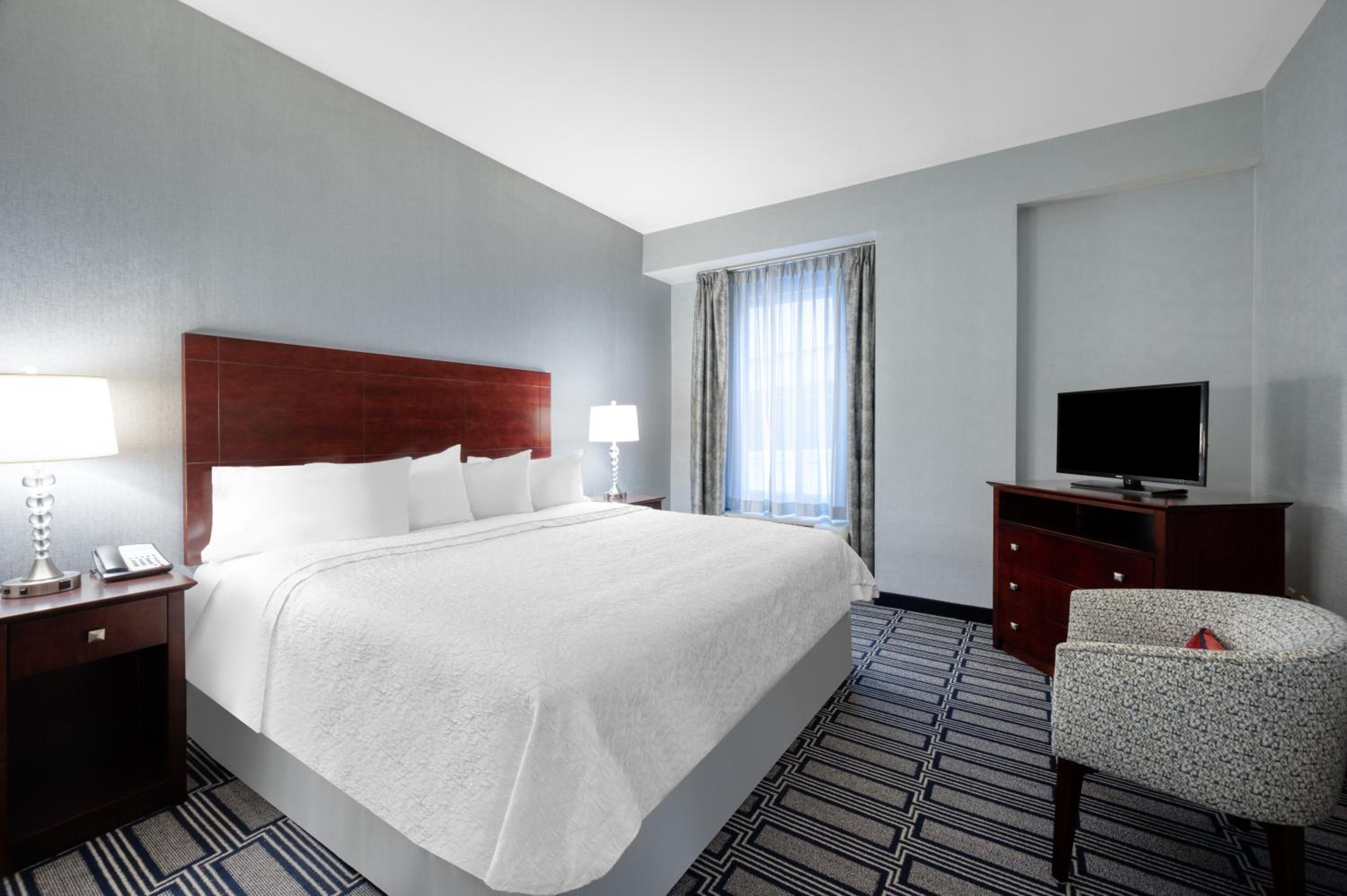 One-Bedroom King Suite with Sofa Bed - Non-Smoking