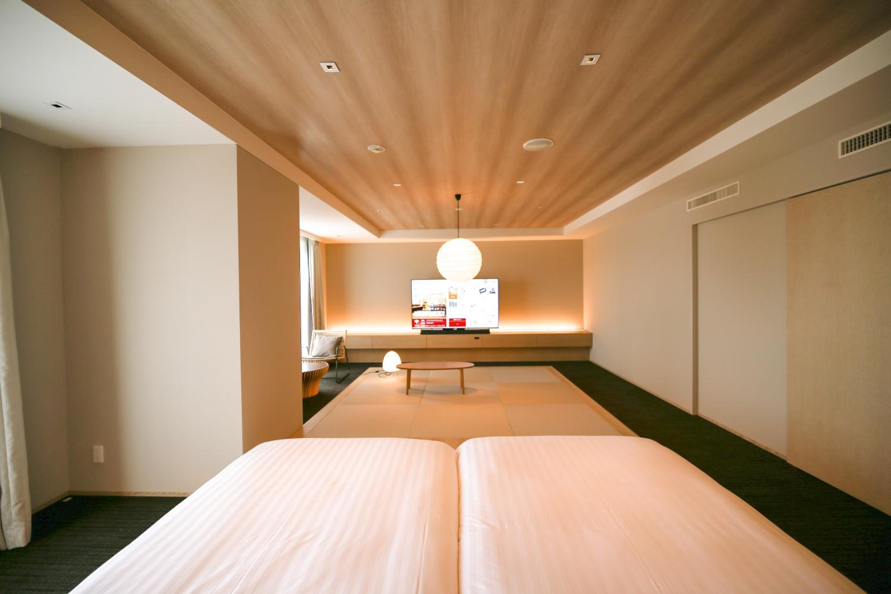 Deluxe Twin Room [No Smoking] ※Extra beds will be provided depends on the number of adults.