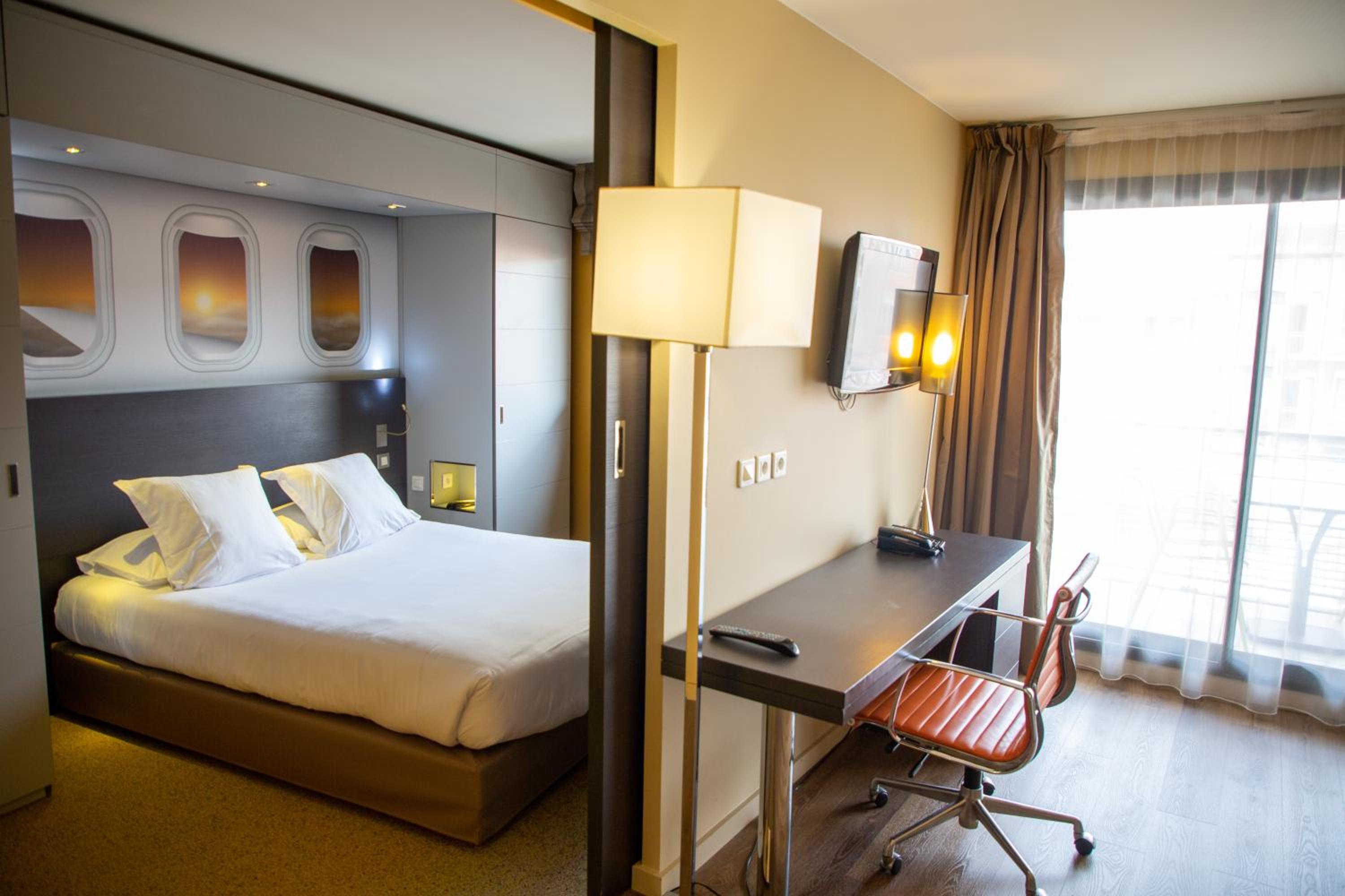 One-Bedroom and Living Room with a Sofa Bed Apartment 