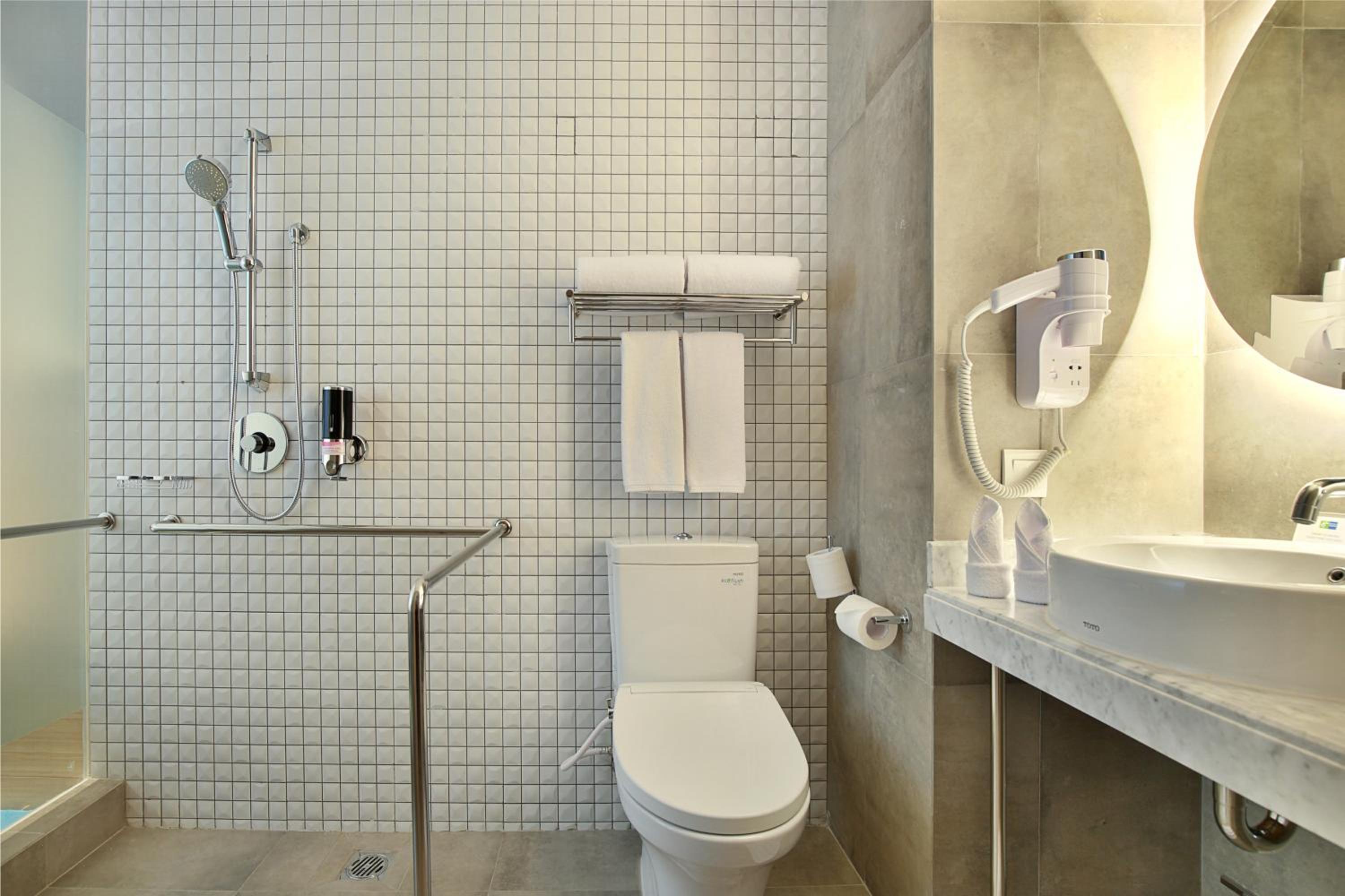 Standard Queen Room - Accessible with Free Breakfast