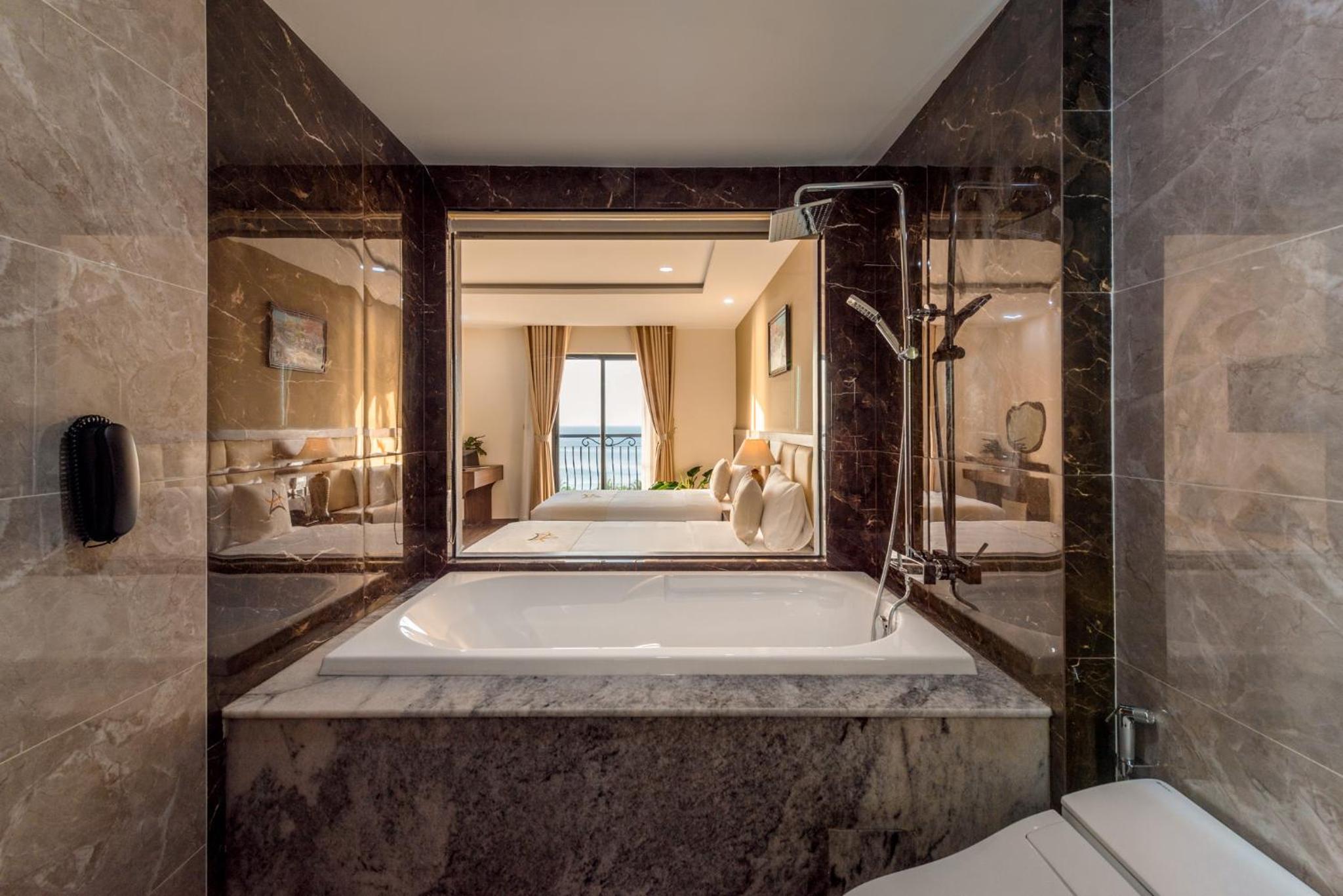 Deluxe Double Room with Balcony and Sea View