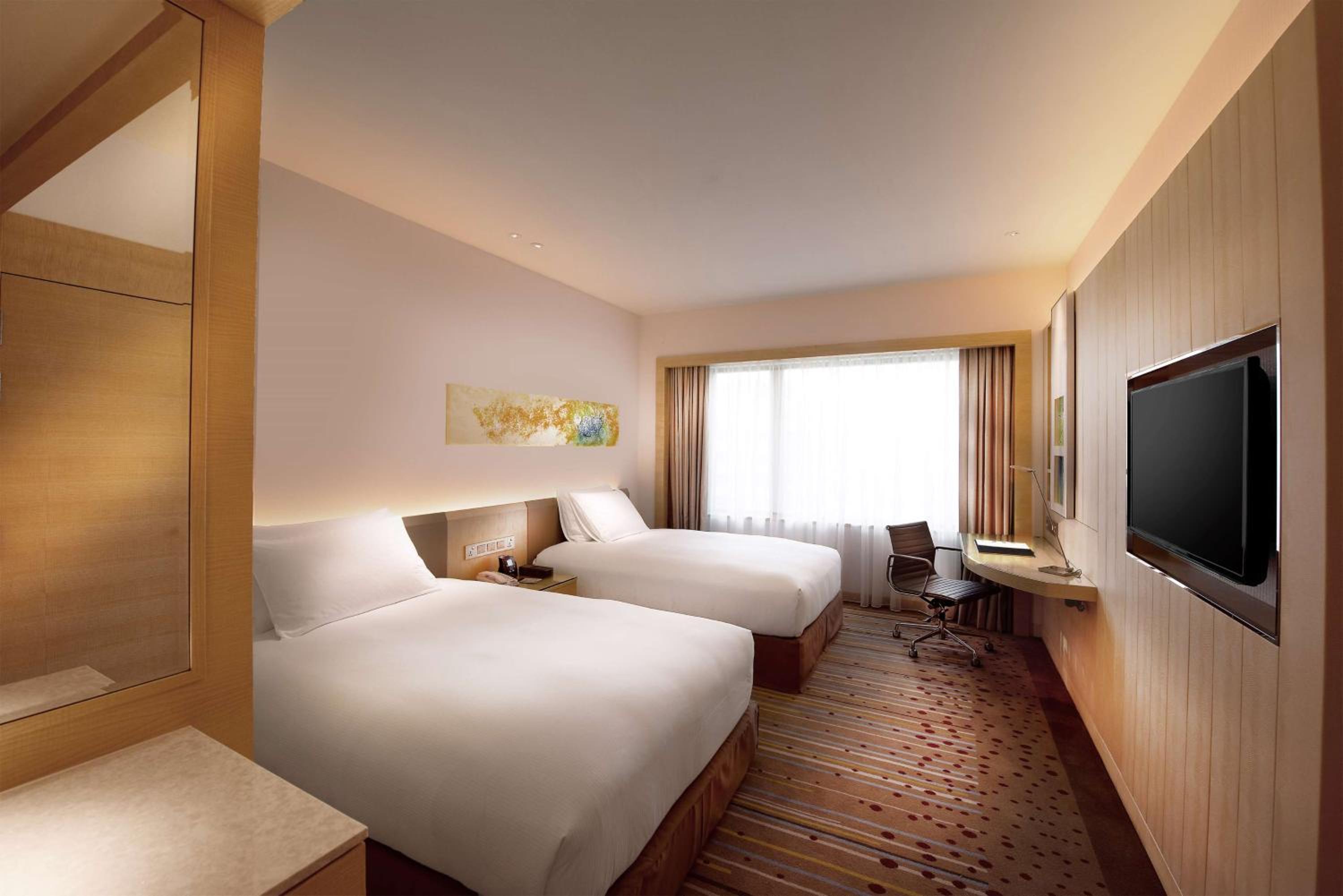 Bedroom Deluxe Suite with Lounge Access